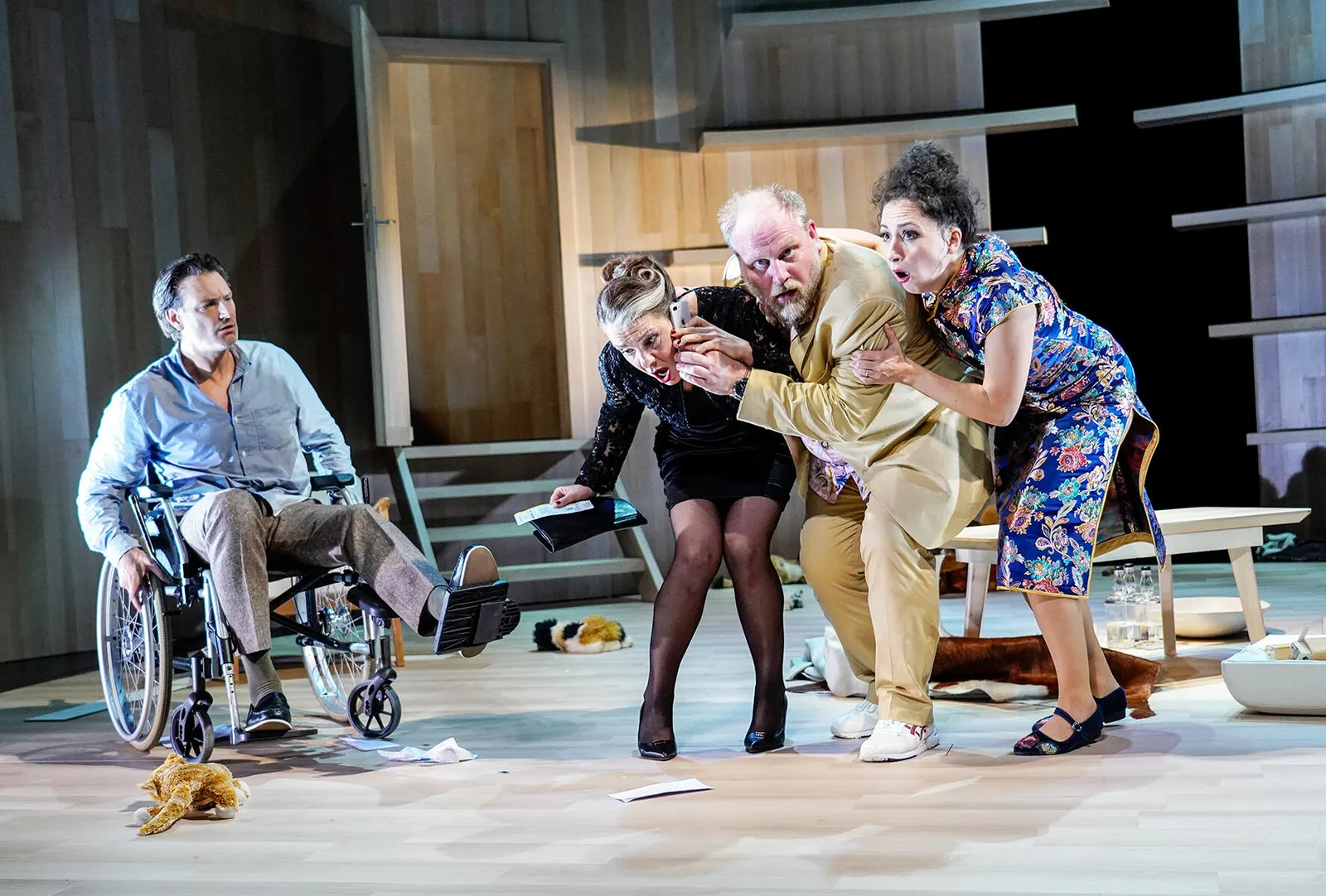 NEIN ZUM GELD! Komödie von Flavia Coste Spielzeit 2019/2020 / Premiere: 25.10.2019 v. links: Ralf Stech, Ruth Macke, Oliver Jaksch, Alina Rank Foto: Tobias Metz