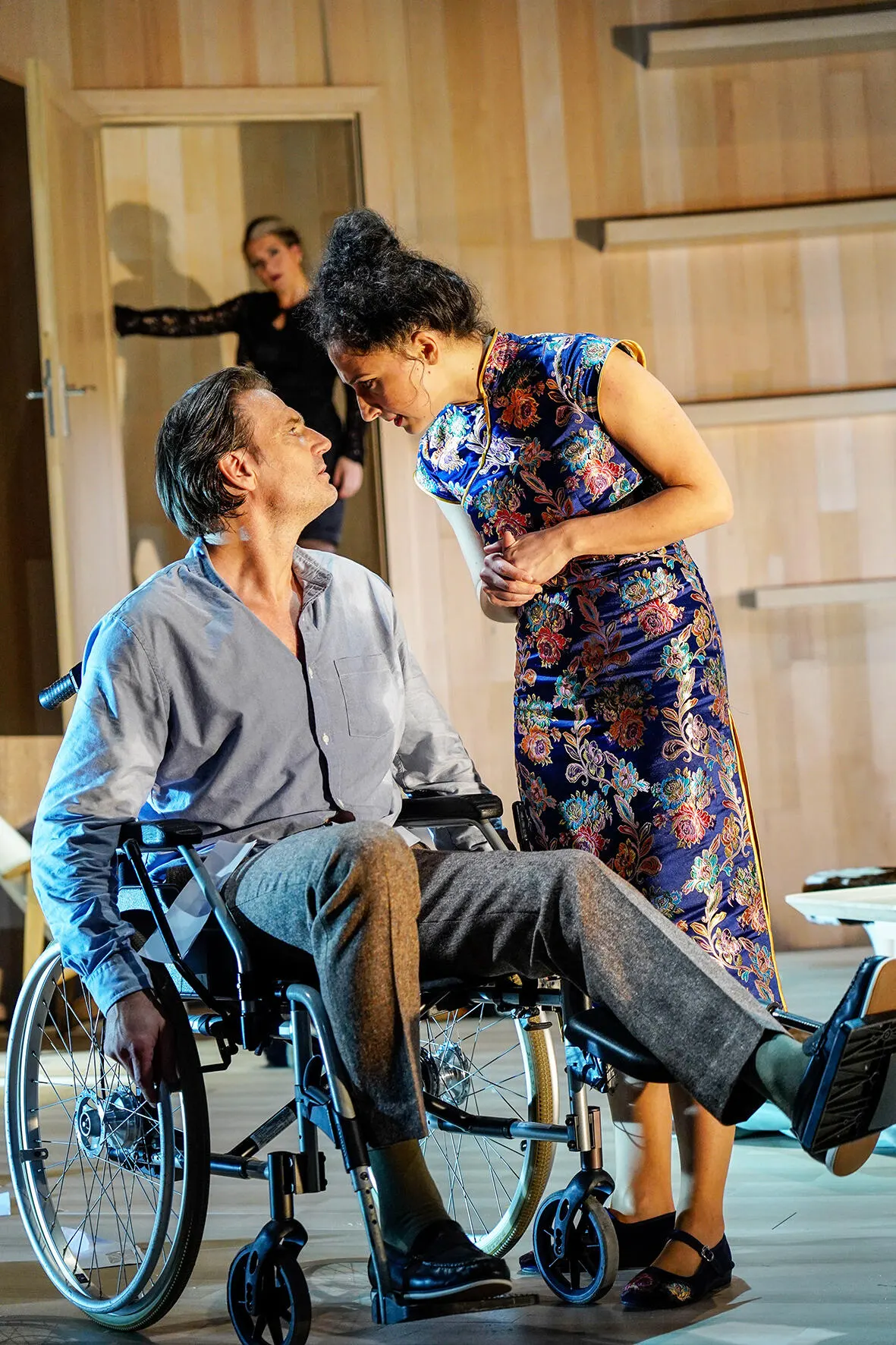 NEIN ZUM GELD! Komödie von Flavia Coste Spielzeit 2019/2020 / Premiere: 25.10.2019 v. links: Ralf Stech, Alina Rank hinten: Ruth Macke Foto: Tobias Metz