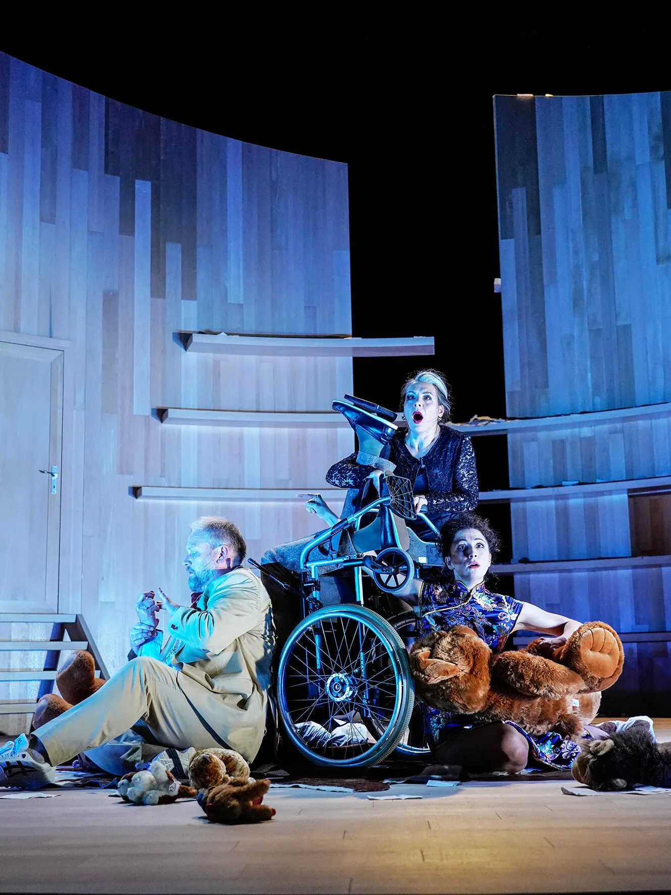 NEIN ZUM GELD! Komödie von Flavia Coste Spielzeit 2019/2020 / Premiere: 25.10.2019 v. links: Oliver Jaksch, Ralf Stech, Ruth Macke, Alina Rank Foto: Tobias Metz