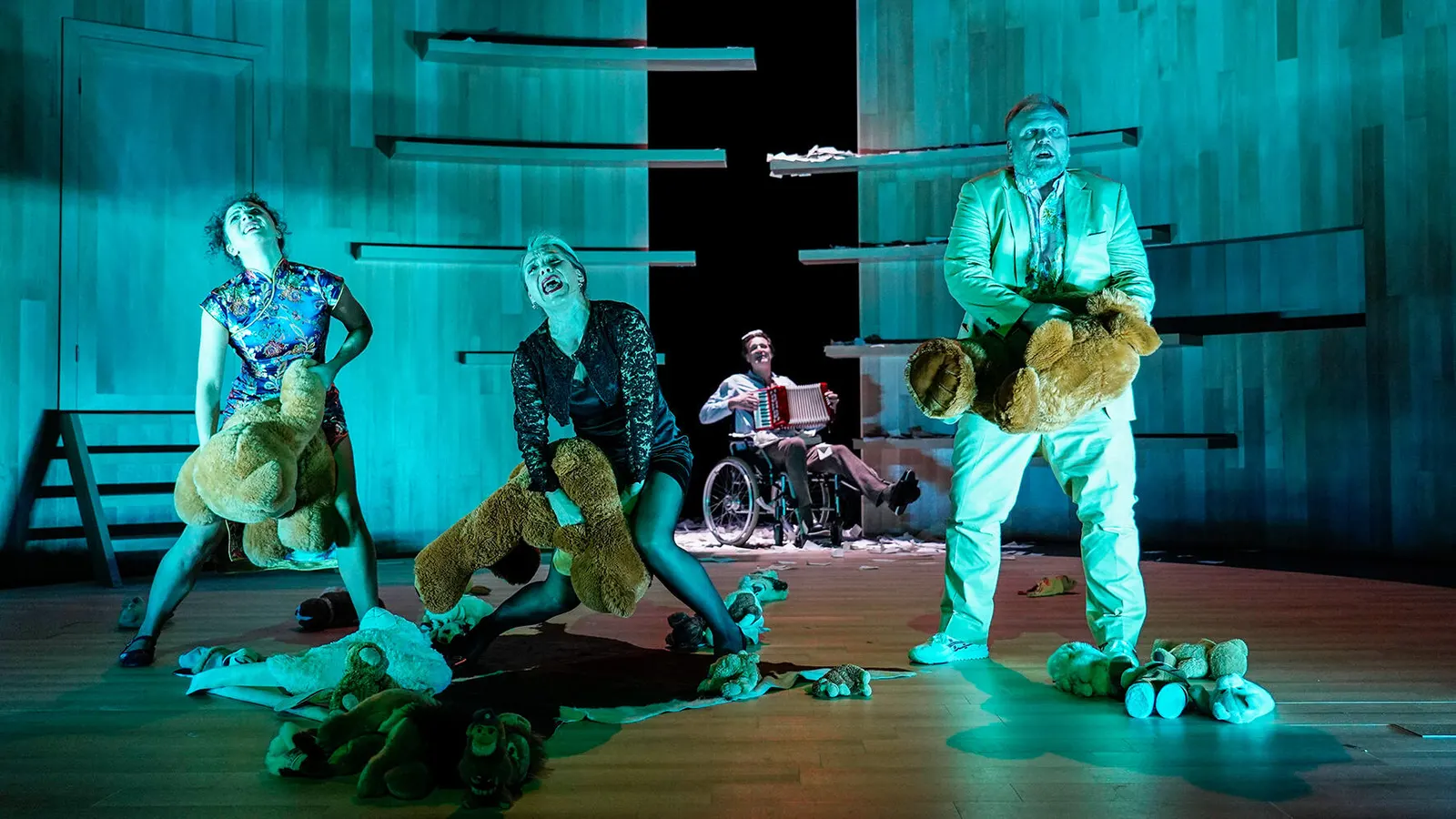 NEIN ZUM GELD! Komödie von Flavia Coste Spielzeit 2019/2020 / Premiere: 25.10.2019 v. links: Alina Rank, Ruth Macke, Oliver Jaksch hinten: Ralf Stech Foto: Tobias Metz