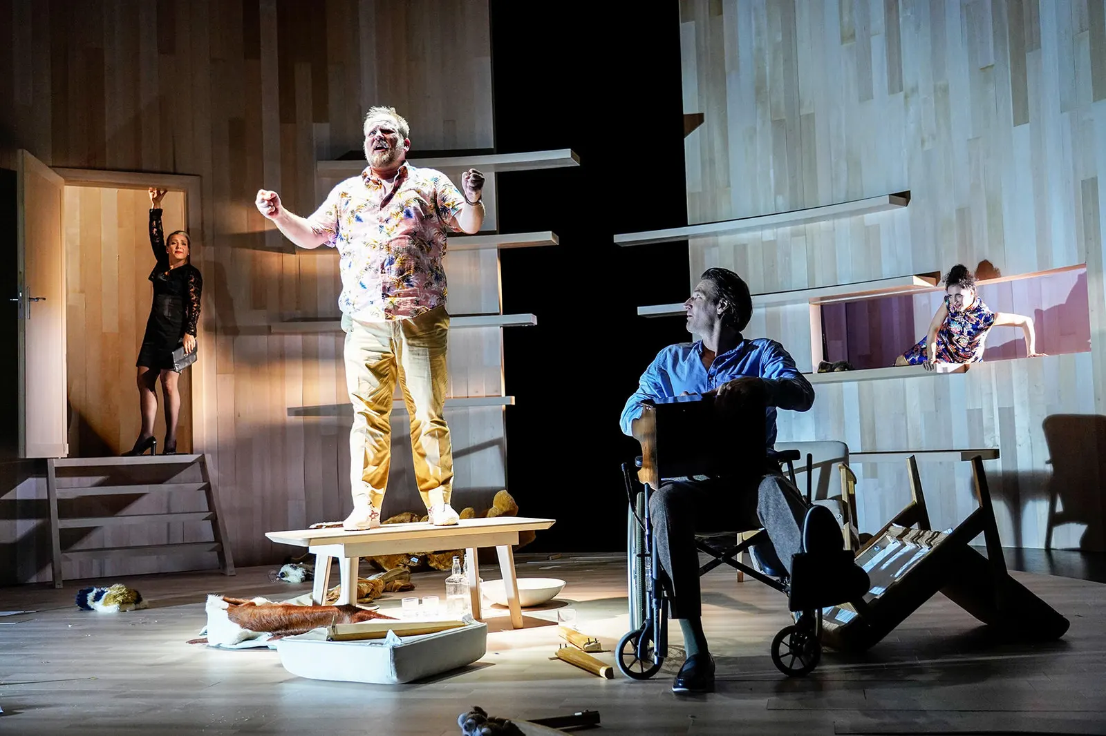 NEIN ZUM GELD! Komödie von Flavia Coste Spielzeit 2019/2020 / Premiere: 25.10.2019 v. links: Ruth Macke, Oliver Jaksch, Ralf Stech, Alina Rank Foto: Tobias Metz