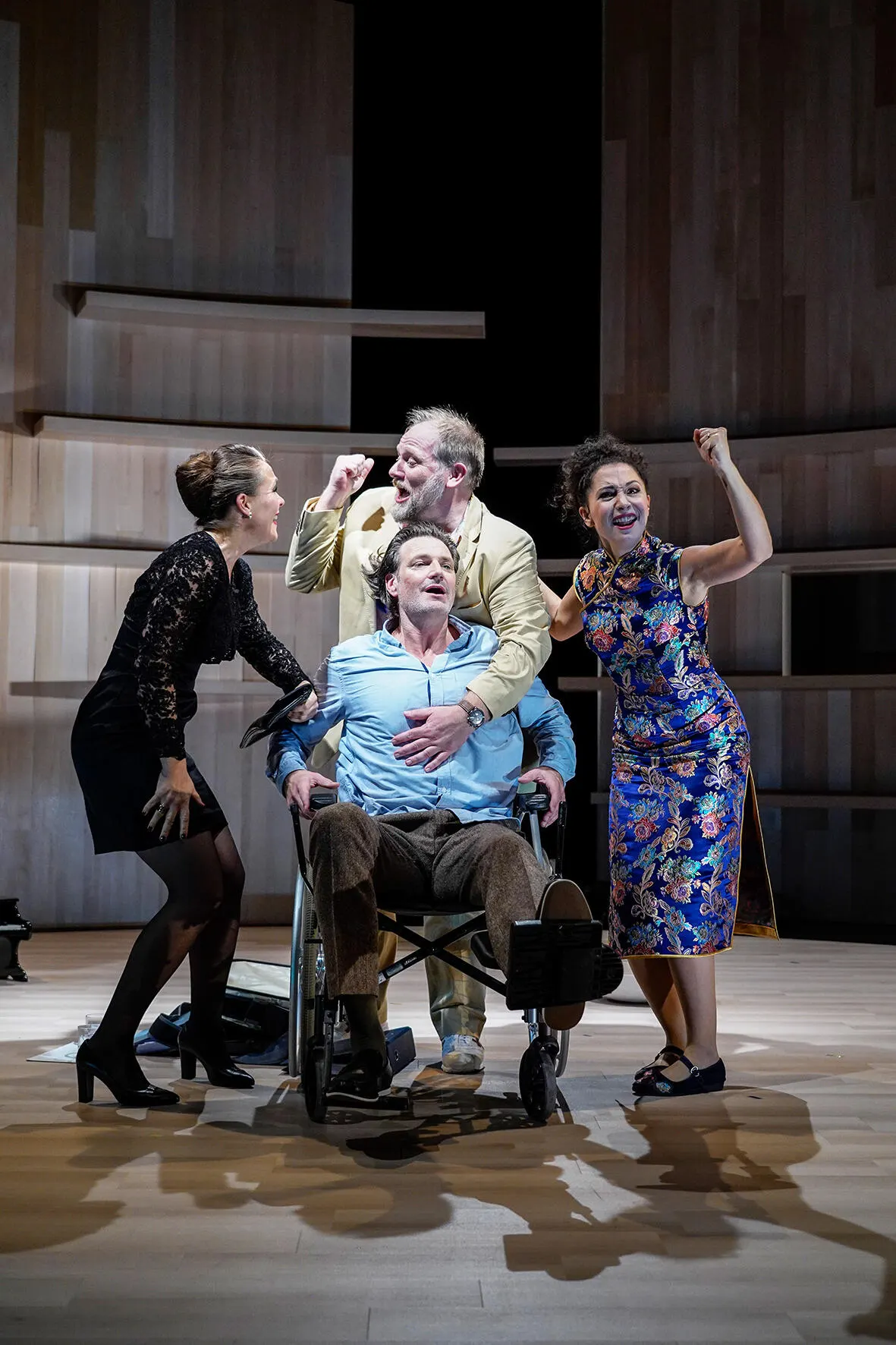 NEIN ZUM GELD! Komödie von Flavia Coste Spielzeit 2019/2020 / Premiere: 25.10.2019 v. links: Ruth Macke, Oliver Jaksch, Ralf Stech, Alina Rank Foto: Tobias Metz