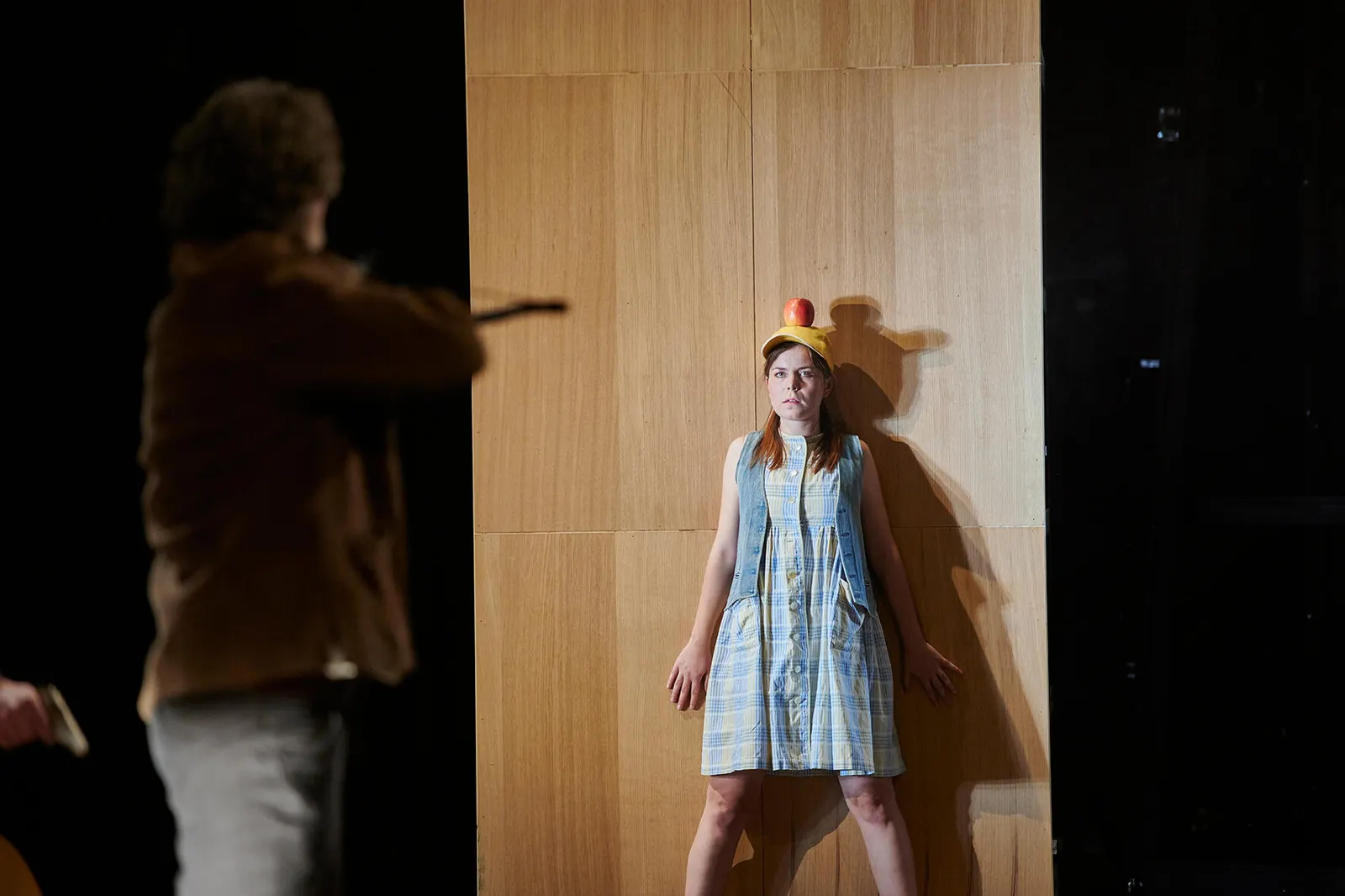 WILHELM TELL Schauspiel von Friedrich Schiller Spielzeit 2019/2020 / Premiere: 13.9.2019 v. links: Gian Rupf, Antonia Leichtle Foto: Martin Sigmund