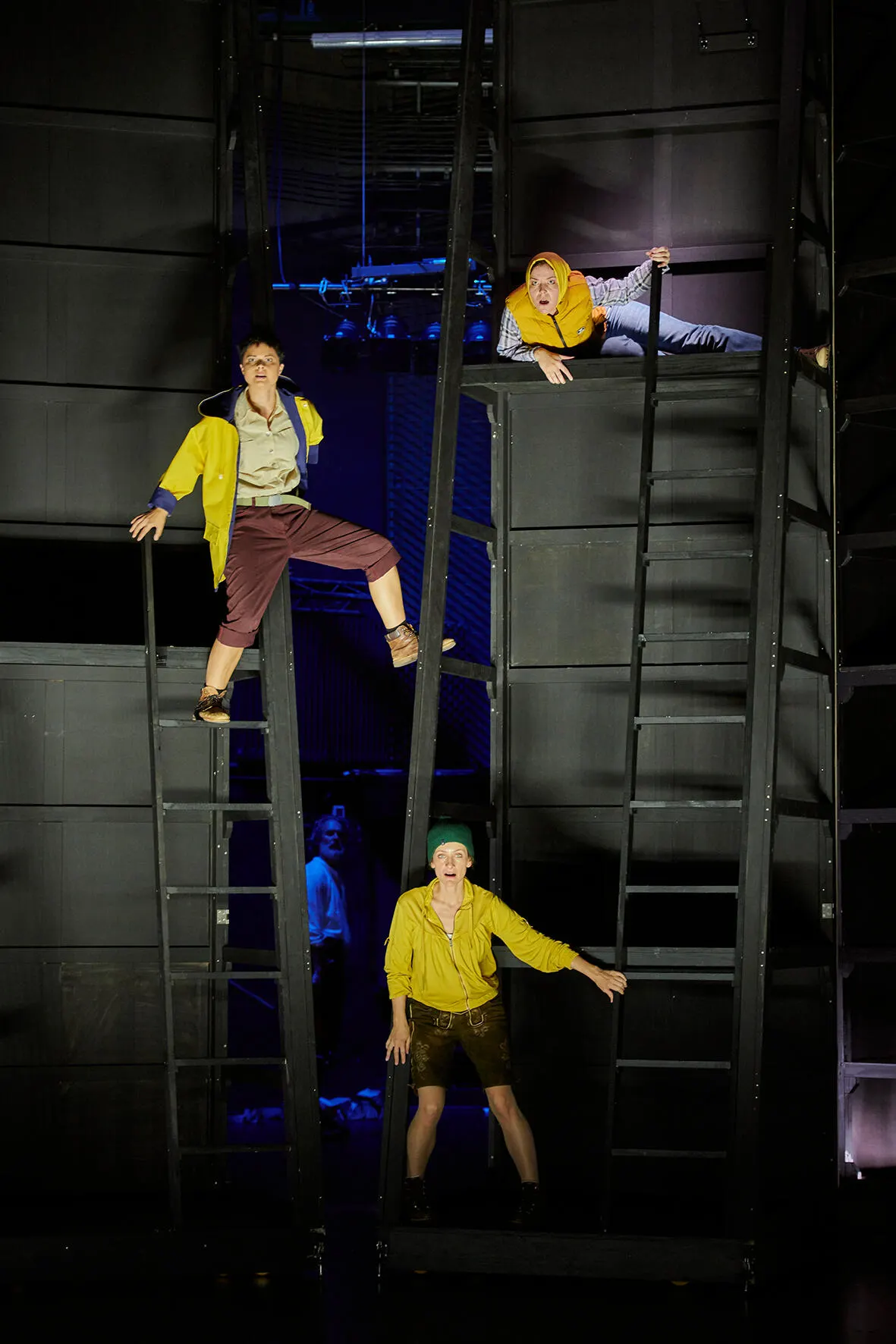 WILHELM TELL Schauspiel von Friedrich Schiller Spielzeit 2019/2020 / Premiere: 13.9.2019 v. links: Laura Sauer, Gian Rupf, Lisa Wildmann, Antonia Leichtle Foto: Martin Sigmund
