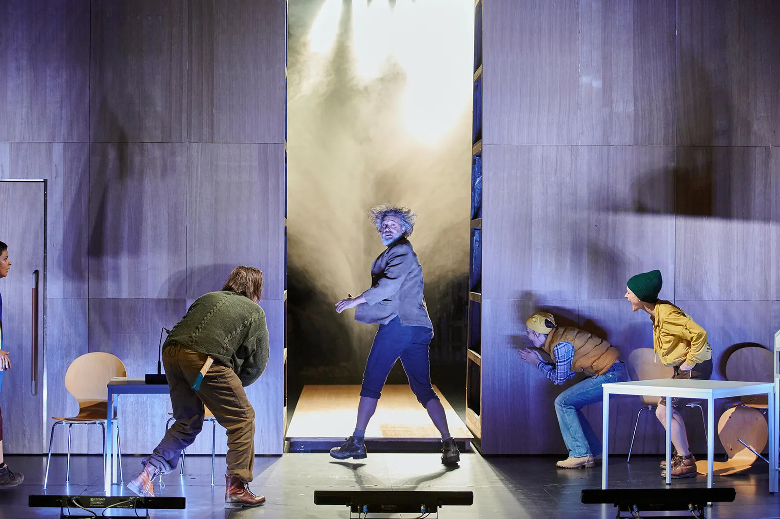 WILHELM TELL Schauspiel von Friedrich Schiller Spielzeit 2019/2020 / Premiere: 13.9.2019 v. links: Robert Besta, Gian Rupf, Antonia Leichtle, Lisa Wildmann Foto: Martin Sigmund