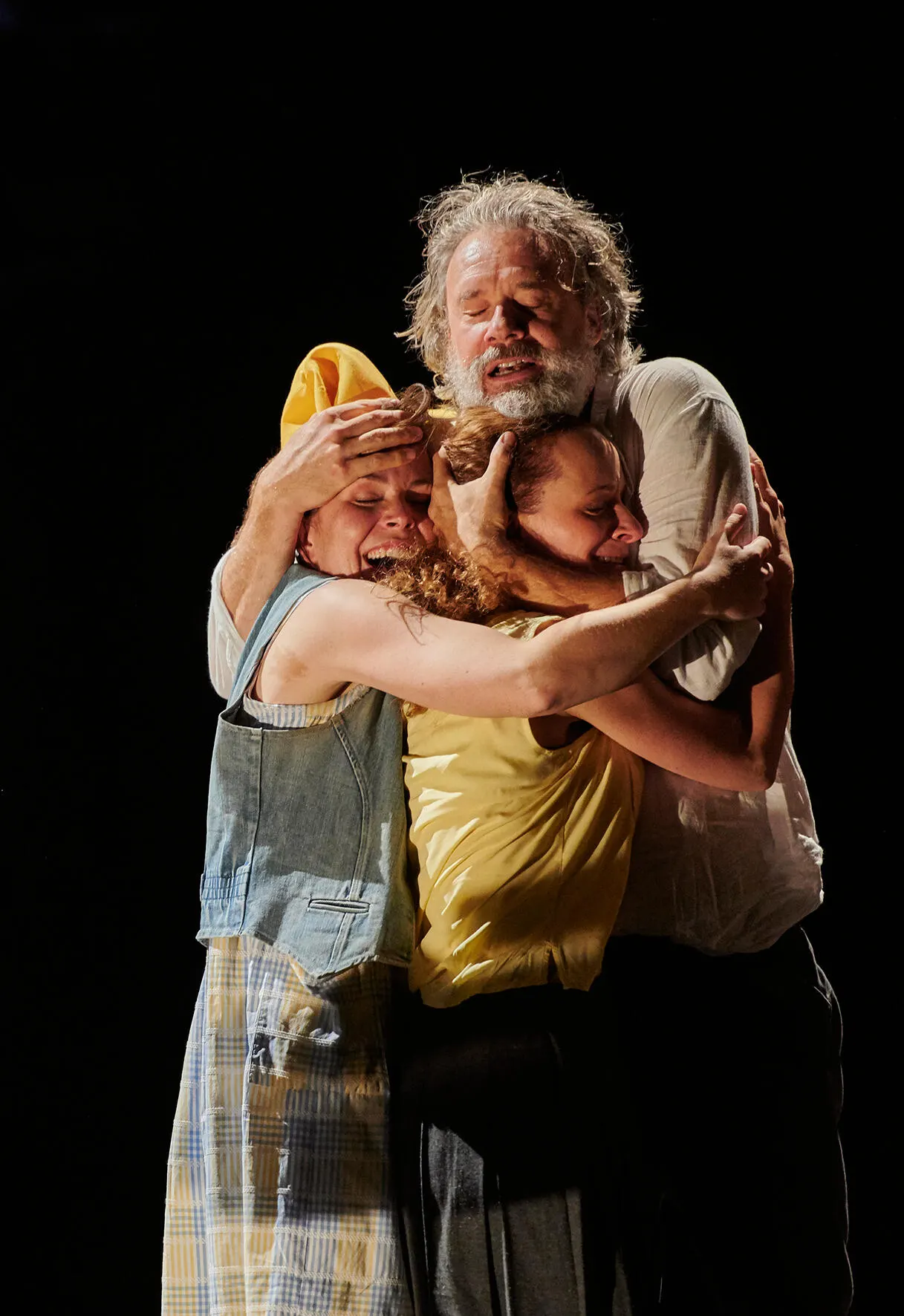 WILHELM TELL Schauspiel von Friedrich Schiller Spielzeit 2019/2020 / Premiere: 13.9.2019 v. links: Antonia Leichtle, Gian Rupf, Lisa Wildmann Foto: Martin Sigmund
