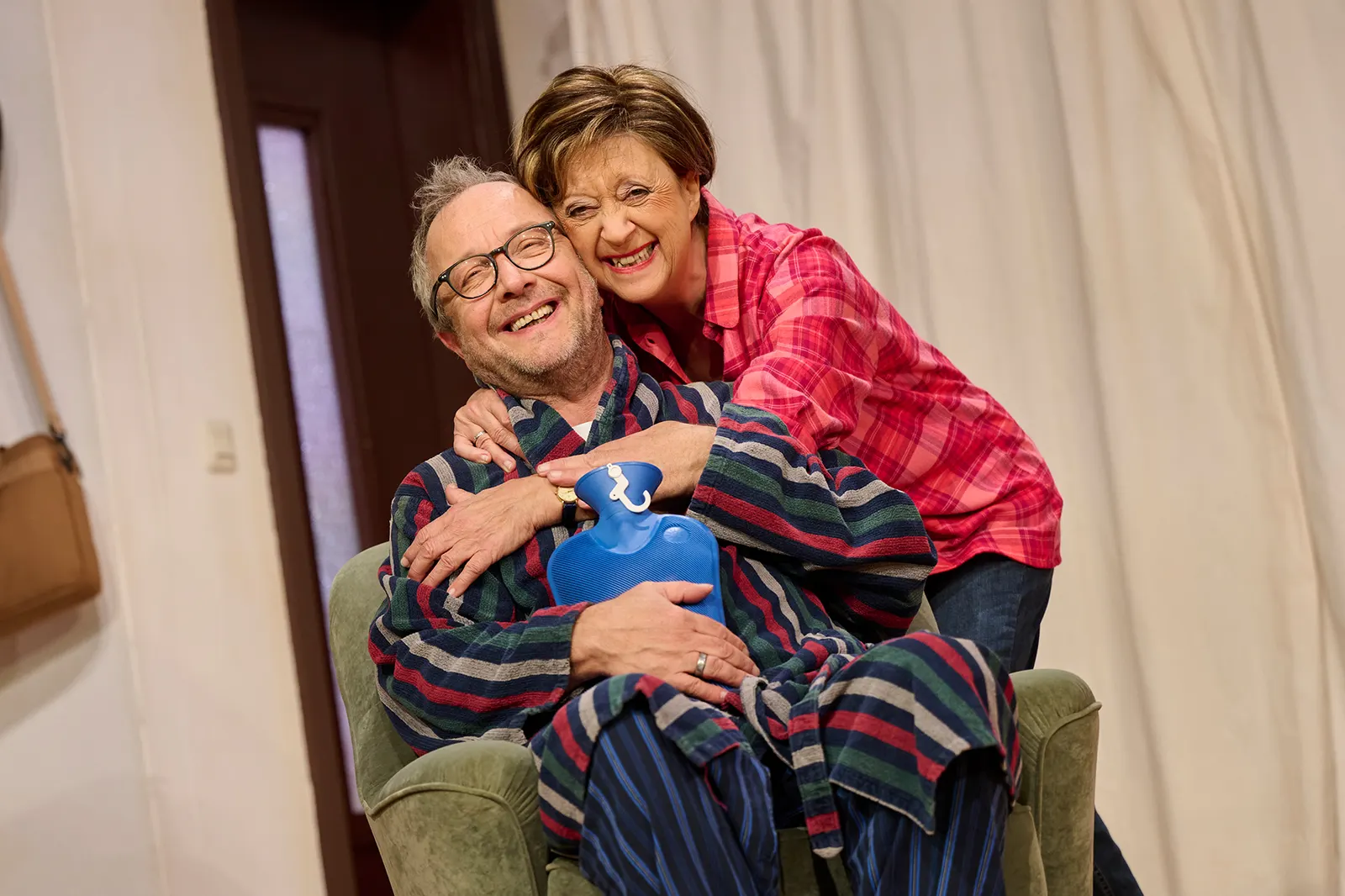 D´MAMA ISCH DIE BESCHTE Volksstück von Curth Flatow und Horst Pillau Schwäbische Fassung von Monika Hirschle Spielzeit 2022/2023 / Premiere: 13.1.2023 Frank Stöckle und Monika Hirs…