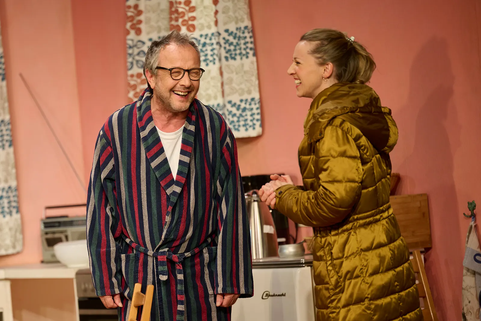 D´MAMA ISCH DIE BESCHTE Volksstück von Curth Flatow und Horst Pillau Schwäbische Fassung von Monika Hirschle Spielzeit 2022/2023 / Premiere: 13.1.2023 Frank Stöckle und Bianca Spie…