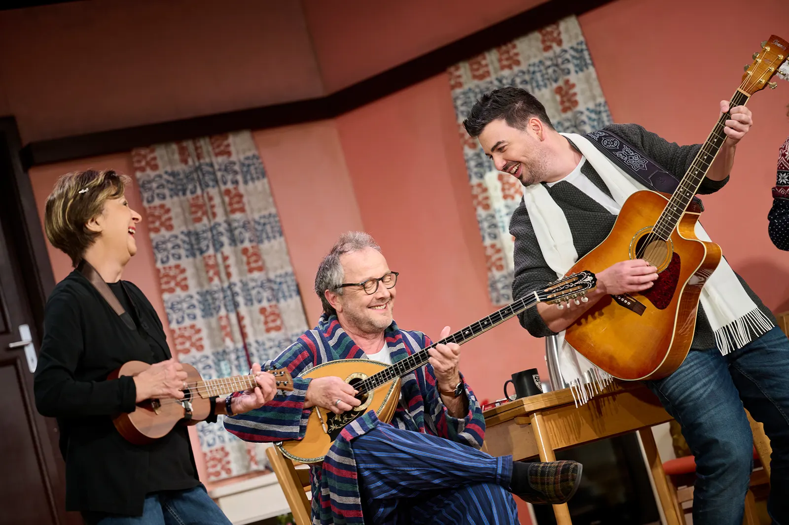 D´MAMA ISCH DIE BESCHTE Volksstück von Curth Flatow und Horst Pillau Schwäbische Fassung von Monika Hirschle Spielzeit 2022/2023 / Premiere: 13.1.2023 v. links: Monika Hirschle, Fr…