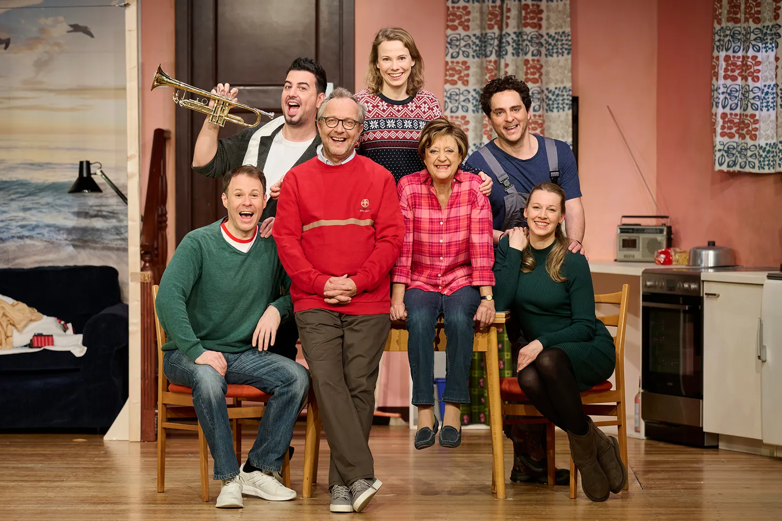 D´MAMA ISCH DIE BESCHTE Volksstück von Curth Flatow und Horst Pillau Schwäbische Fassung von Monika Hirschle Spielzeit 2022/2023 / Premiere: 13.1.2023 oben: Apostolos Naumis, Anne …
