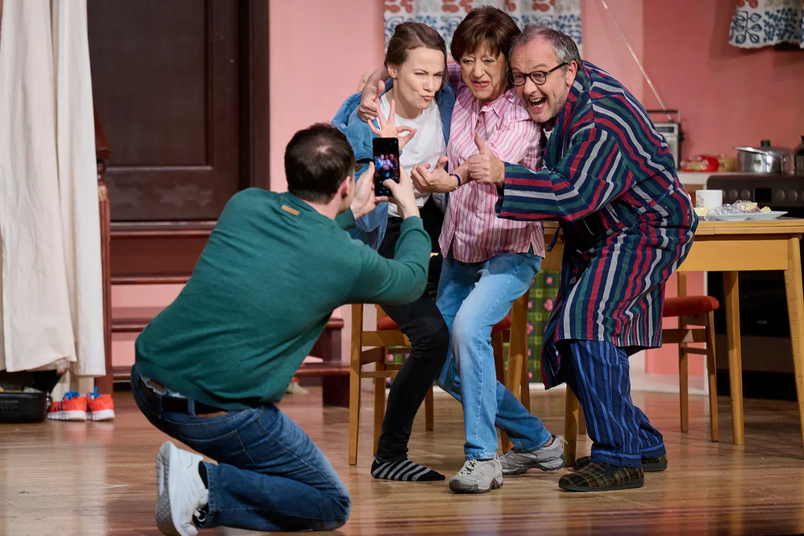 D´MAMA ISCH DIE BESCHTE Volksstück von Curth Flatow und Horst Pillau Schwäbische Fassung von Monika Hirschle Spielzeit 2022/2023 / Premiere: 13.1.2023 v. links: Anne Leßmeister, Mo…