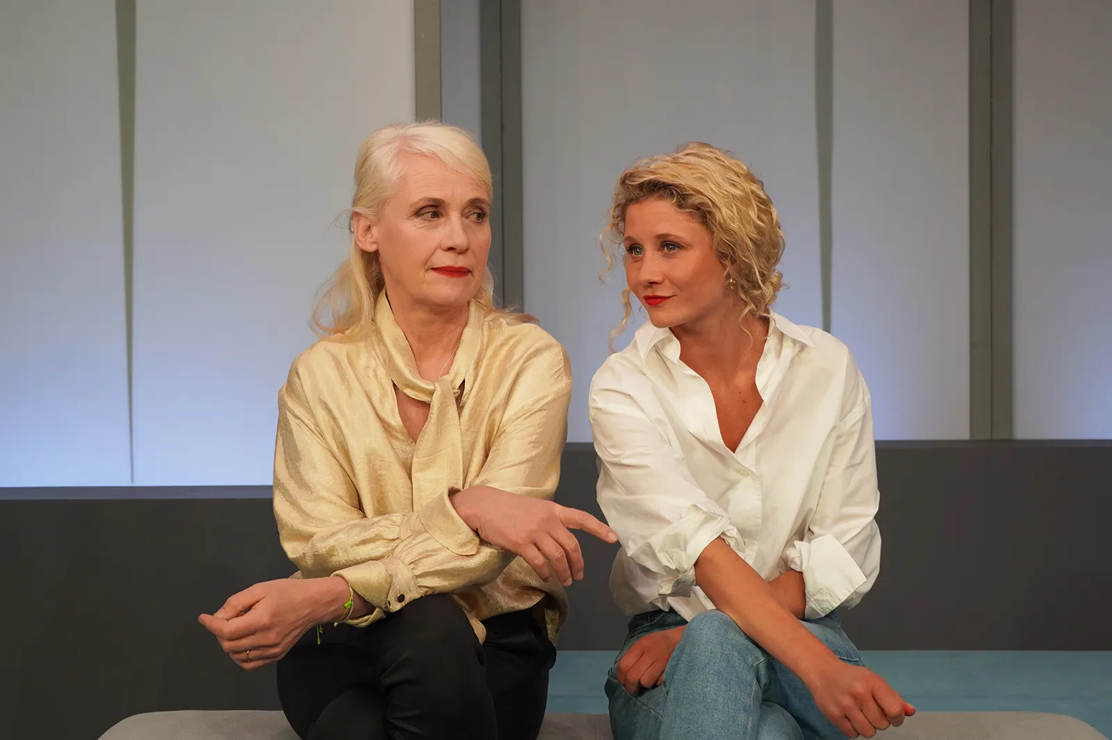 KOMPLEXE VÄTER Komödie von René Heinersdorff Spielzeit 2022/2023 / Premiere: 12.5.2023 Alexandra von Schwerin, Farina Violetta Giesmann Foto: Schauspielbühnen in Stuttgart