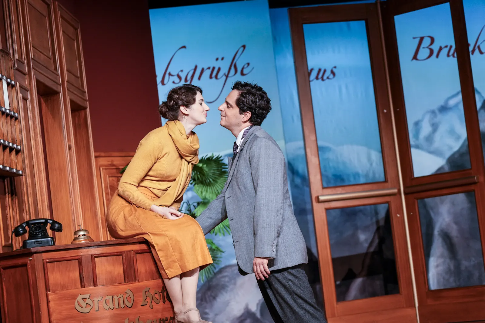 DREI MÄNNER IM SCHNEE Komödie von Erich Kästner Spielzeit 2022/2023 / Premiere: 18.11.2022 Anuschka Tochtermann, Jörg Pauly Foto: Tobias Metz