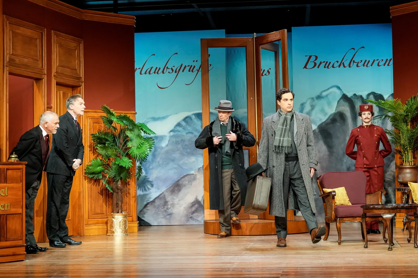 DREI MÄNNER IM SCHNEE Komödie von Erich Kästner Spielzeit 2022/2023 / Premiere: 18.11.2022 Klaus Cofalka-Adami, Dirk Waanders, Rupert Hausner, Jörg Pauly, Anuschka Tochtermann Foto…