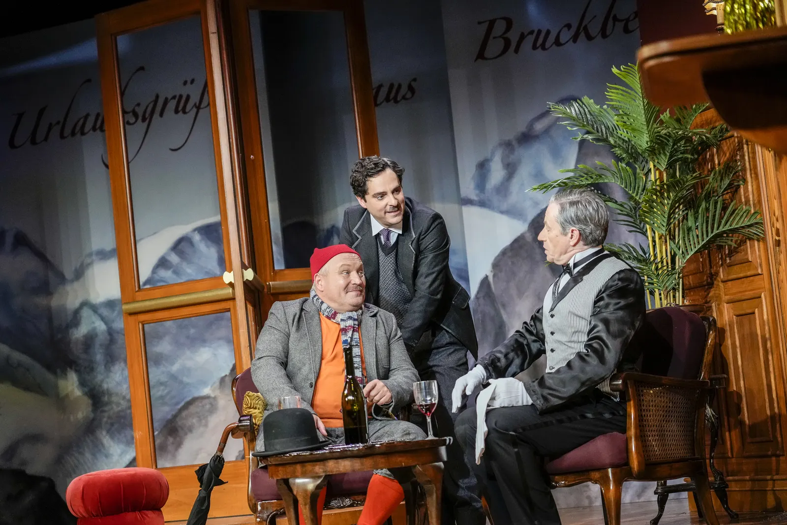 DREI MÄNNER IM SCHNEE Komödie von Erich Kästner Spielzeit 2022/2023 / Premiere: 18.11.2022 Andreas Klaue, Jörg Pauly, Rupert Hausner Foto: Tobias Metz