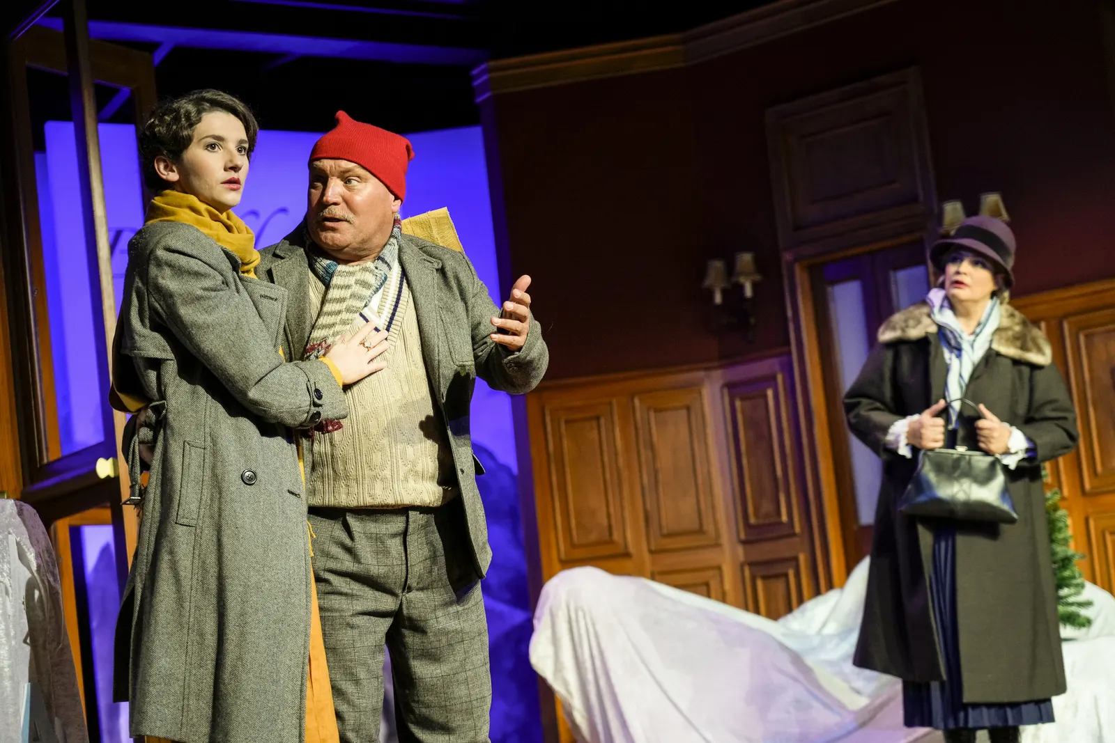 DREI MÄNNER IM SCHNEE Komödie von Erich Kästner Spielzeit 2022/2023 / Premiere: 18.11.2022 Anuschka Tochtermann, Andreas Klaue, Amelie Sturm Foto: Tobias Metz