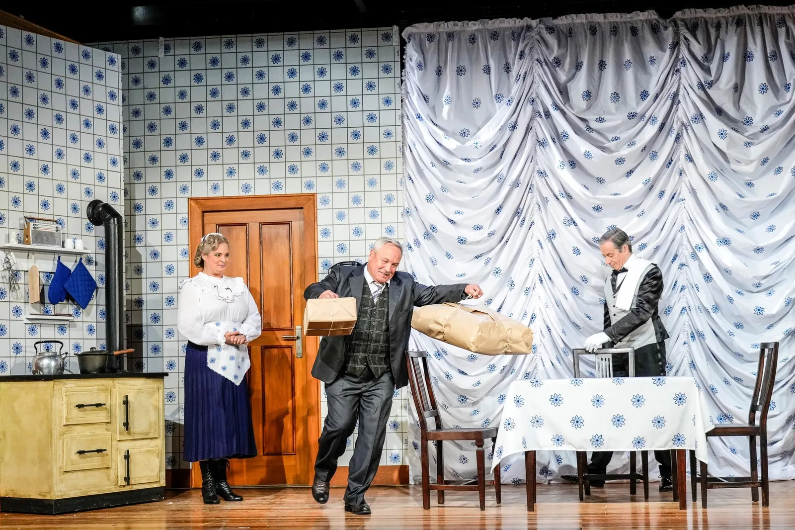 DREI MÄNNER IM SCHNEE Komödie von Erich Kästner Spielzeit 2022/2023 / Premiere: 18.11.2022 Amelie Sturm, Andreas Klaue, Rupert Hausner Foto: Tobias Metz
