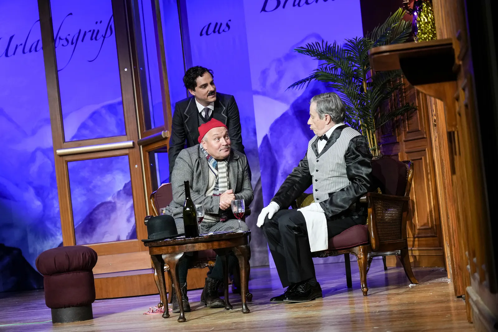 DREI MÄNNER IM SCHNEE Komödie von Erich Kästner Spielzeit 2022/2023 / Premiere: 18.11.2022 Jörg Pauly, Andreas Klaue, Rupert Hausner Foto: Tobias Metz
