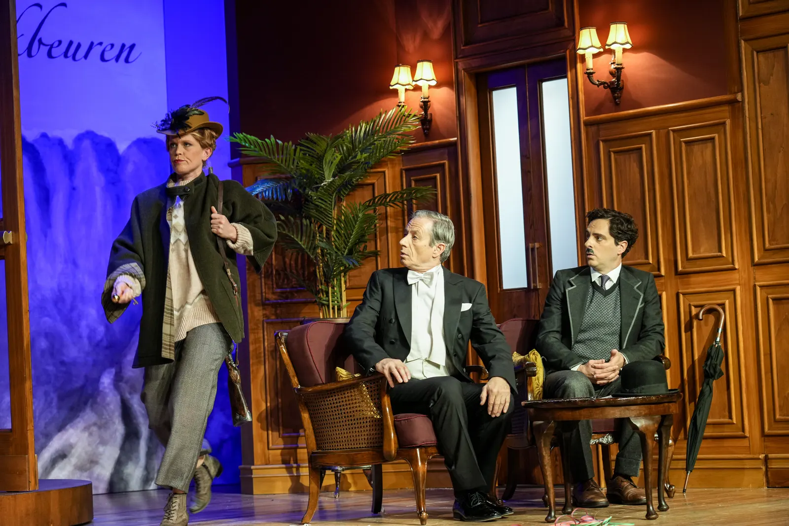DREI MÄNNER IM SCHNEE Komödie von Erich Kästner Spielzeit 2022/2023 / Premiere: 18.11.2022 Stefanie Klimkait, Rupert Hausner, Jörg Pauly Foto: Tobias Metz