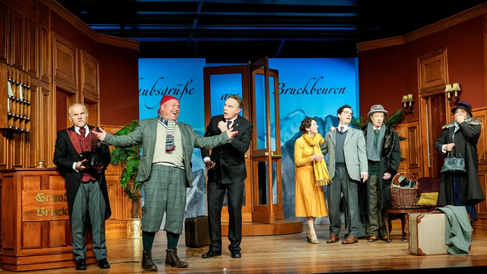 DREI MÄNNER IM SCHNEE Komödie von Erich Kästner Spielzeit 2022/2023 / Premiere: 18.11.2022 Klaus Cofalka-Adami, Andreas Klaue, Dirk Waanders, Anuschka Tochtermann, Jörg Pauly, Rupe…