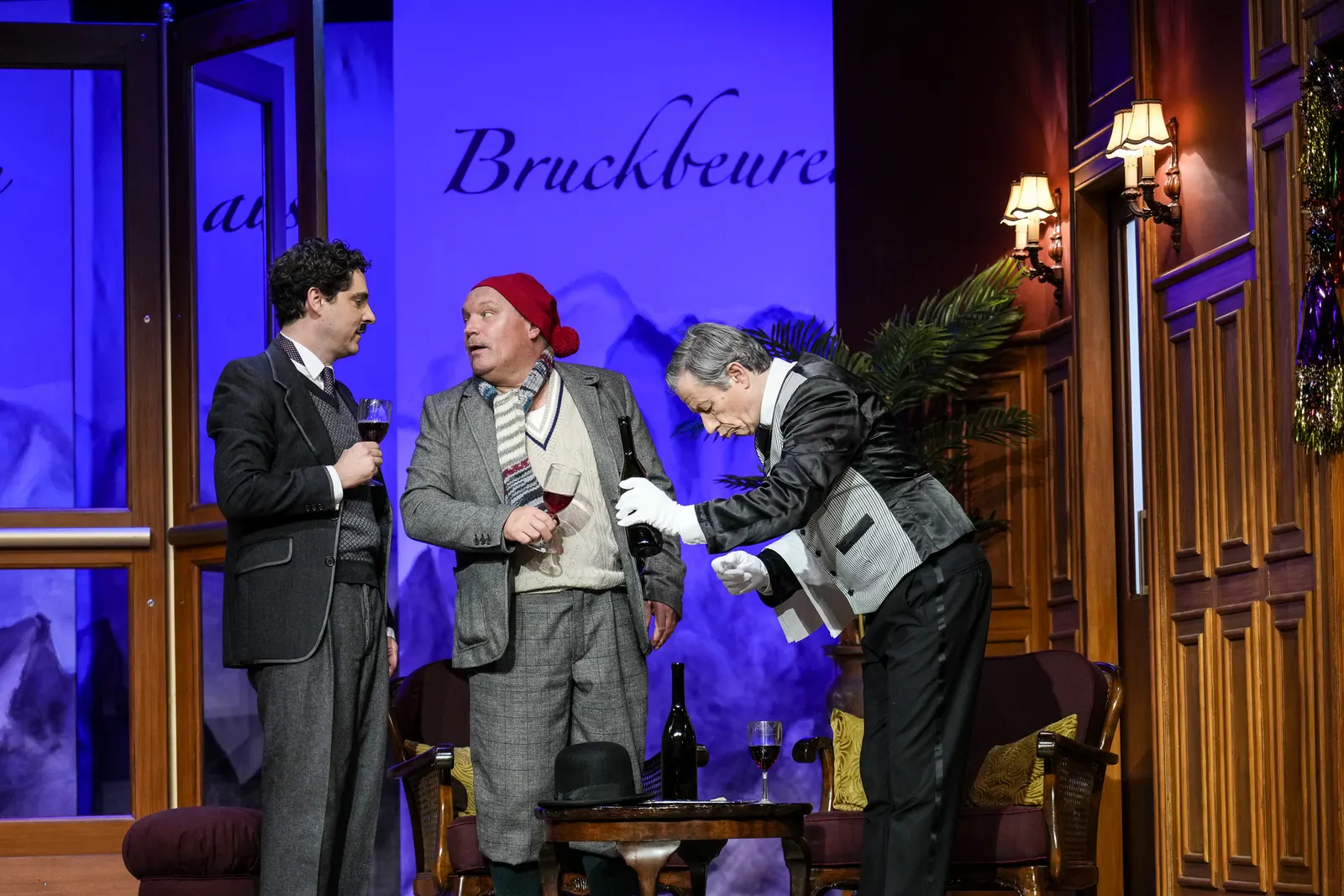 DREI MÄNNER IM SCHNEE Komödie von Erich Kästner Spielzeit 2022/2023 / Premiere: 18.11.2022 Jörg Pauly, Andreas Klaue, Rupert Hausner Foto: Tobias Metz