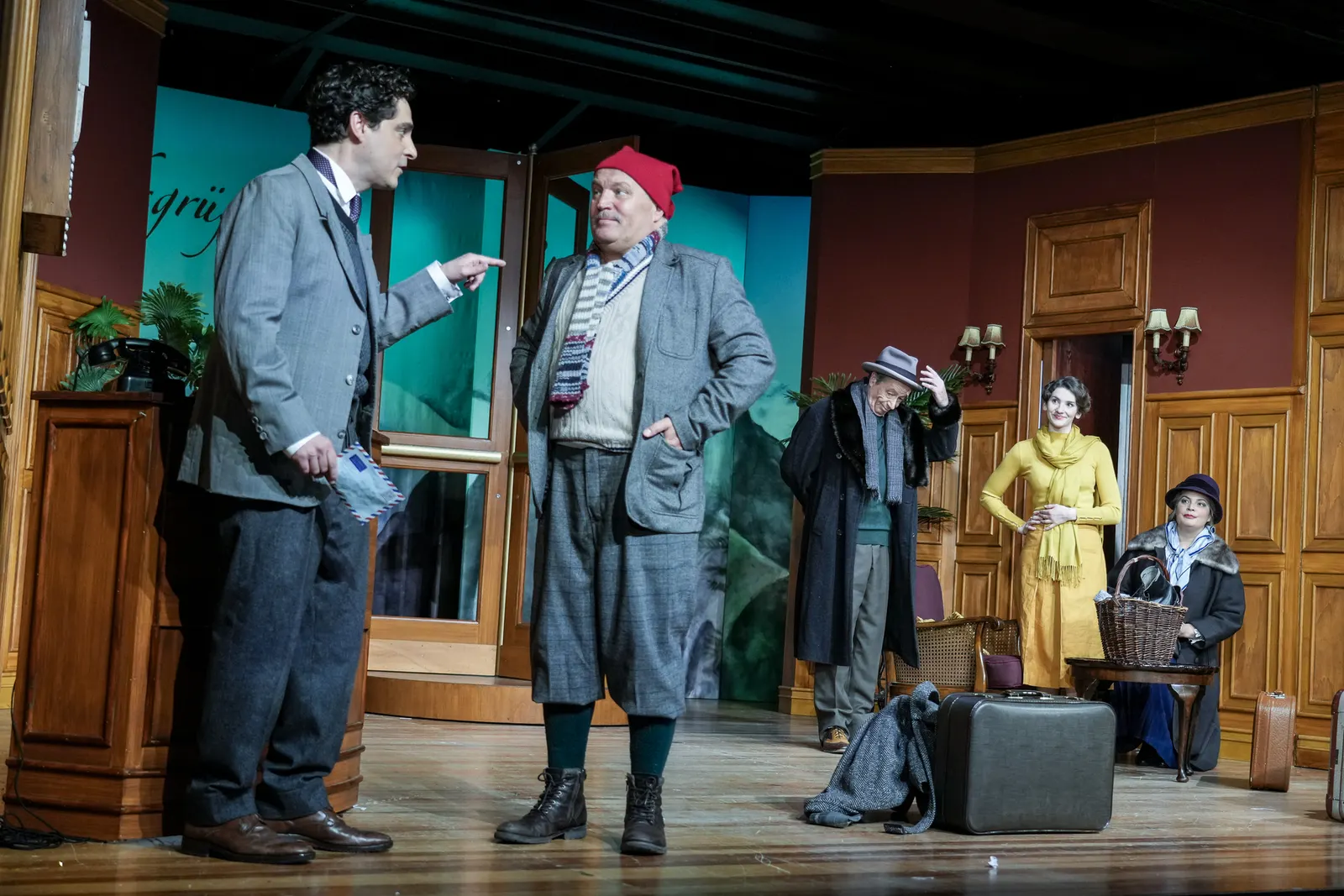 DREI MÄNNER IM SCHNEE Komödie von Erich Kästner Spielzeit 2022/2023 / Premiere: 18.11.2022 Jörg Pauly, Andreas Klaue, Rupert Hausner, Anuschka Tochtermann, Amelie Sturm Foto: Tobia…