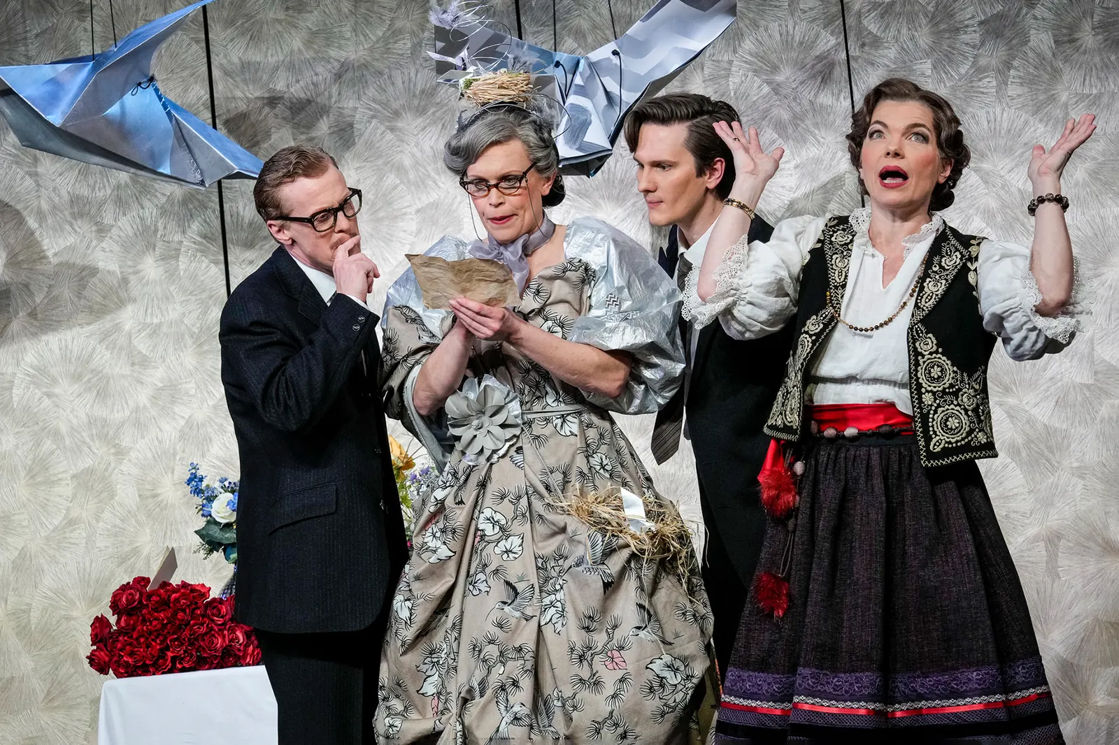 GLORIOUS! Die wahre Geschichte der Florence Foster Jenkins Komödie von Peter Quilter Spielzeit 2022/2023 / Premiere: 10.3.2023 v. links: Marius Hubel, Stefanie Klimkait, Peter Lewy…