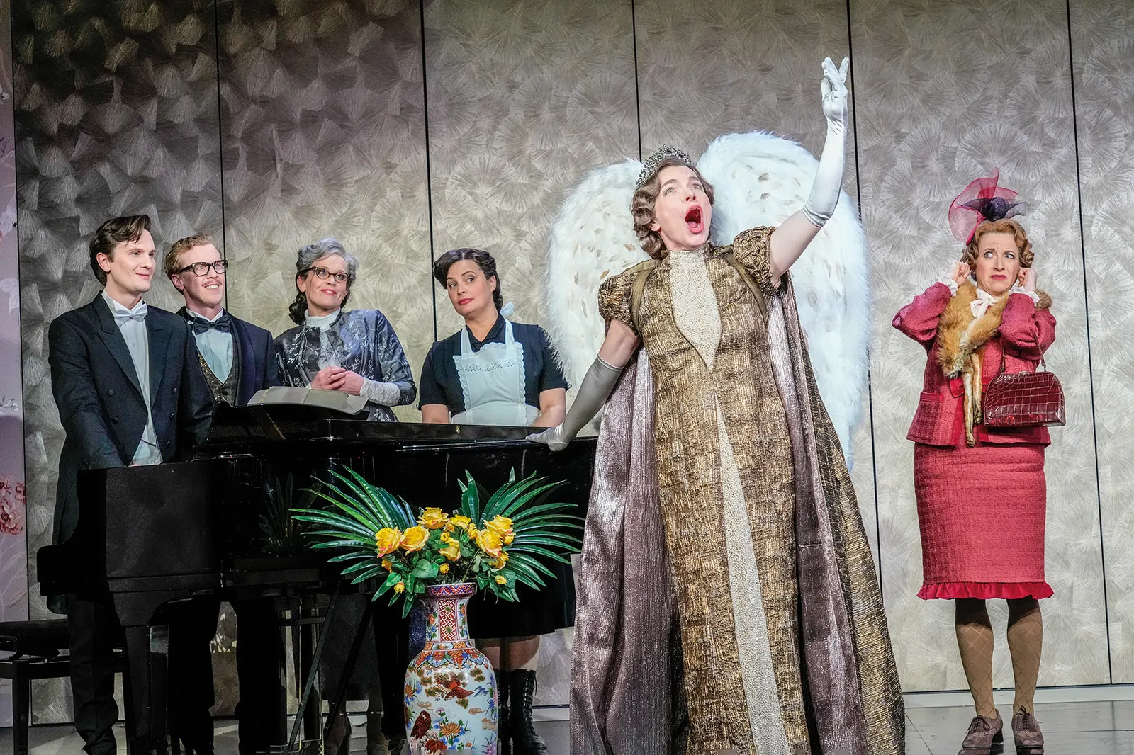 GLORIOUS! Die wahre Geschichte der Florence Foster Jenkins Komödie von Peter Quilter Spielzeit 2022/2023 / Premiere: 10.3.2023 v. links: Peter Lewys Preston, Marius Hubel, Stefanie…