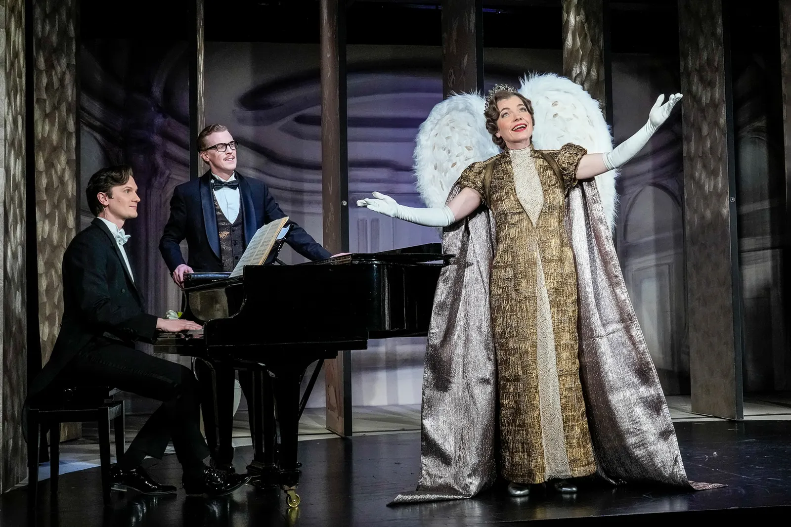 GLORIOUS! Die wahre Geschichte der Florence Foster Jenkins Komödie von Peter Quilter Spielzeit 2022/2023 / Premiere: 10.3.2023 v. links: Peter Lewys Preston, Marius Hubel, Antje Ri…