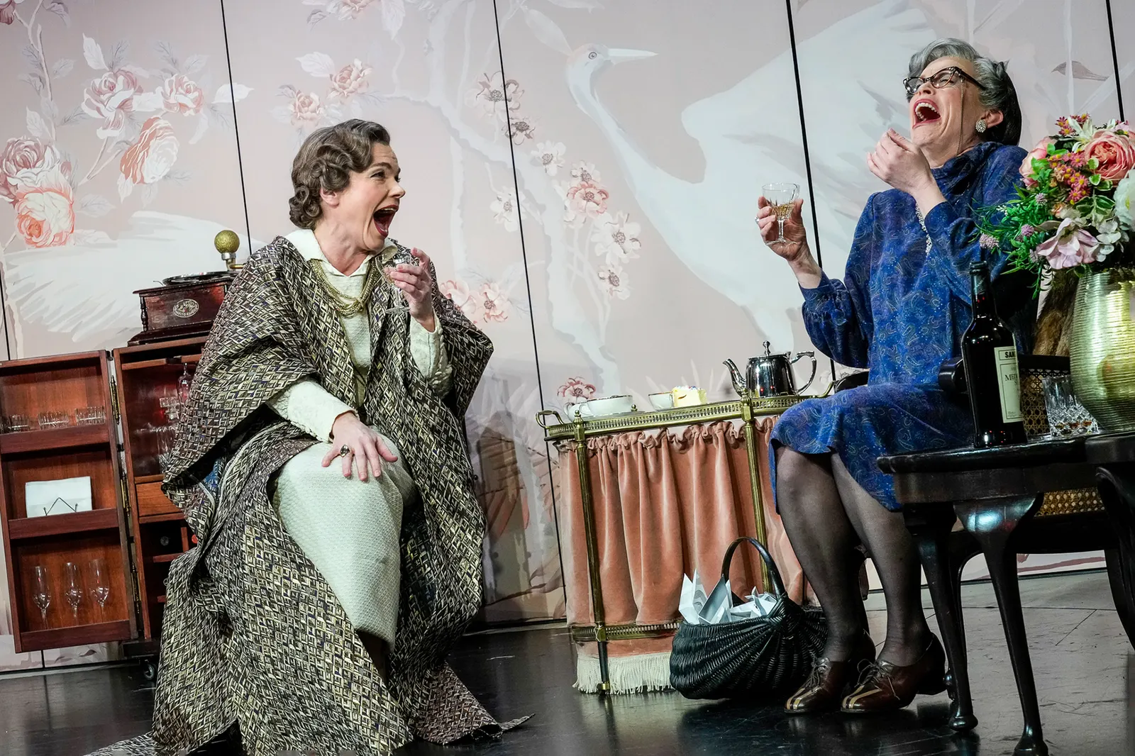 GLORIOUS! Die wahre Geschichte der Florence Foster Jenkins Komödie von Peter Quilter Spielzeit 2022/2023 / Premiere: 10.3.2023 v. links: Antje Rietz, Stefanie Klimkait Foto: Tobias…