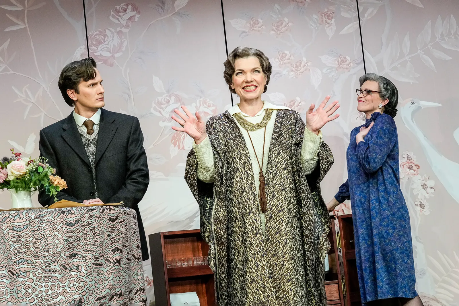 GLORIOUS! Die wahre Geschichte der Florence Foster Jenkins Komödie von Peter Quilter Spielzeit 2022/2023 / Premiere: 10.3.2023 v. links: Peter Lewys Preston, Antje Rietz, Stefanie …