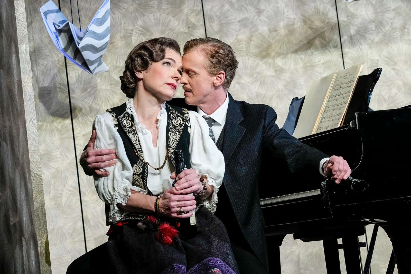 GLORIOUS! Die wahre Geschichte der Florence Foster Jenkins Komödie von Peter Quilter Spielzeit 2022/2023 / Premiere: 10.3.2023 v. links: Antje Rietz, Marius Hubel Foto: Tobias Metz
