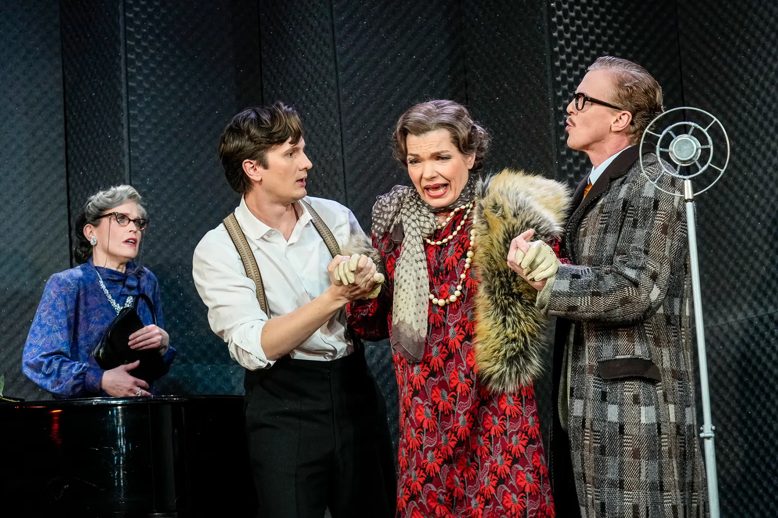 GLORIOUS! Die wahre Geschichte der Florence Foster Jenkins Komödie von Peter Quilter Spielzeit 2022/2023 / Premiere: 10.3.2023 v. links: Stefanie Klimkait, Peter Lewys Preston, Ant…