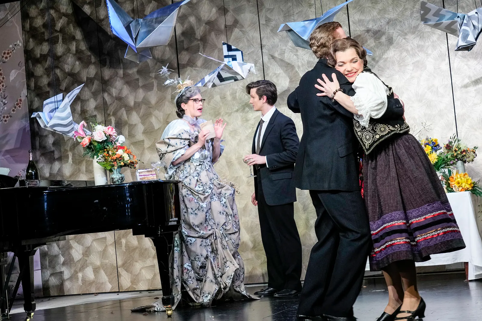 GLORIOUS! Die wahre Geschichte der Florence Foster Jenkins Komödie von Peter Quilter Spielzeit 2022/2023 / Premiere: 10.3.2023 v. links: Stefanie Klimkait, Peter Lewys Preston, Mar…