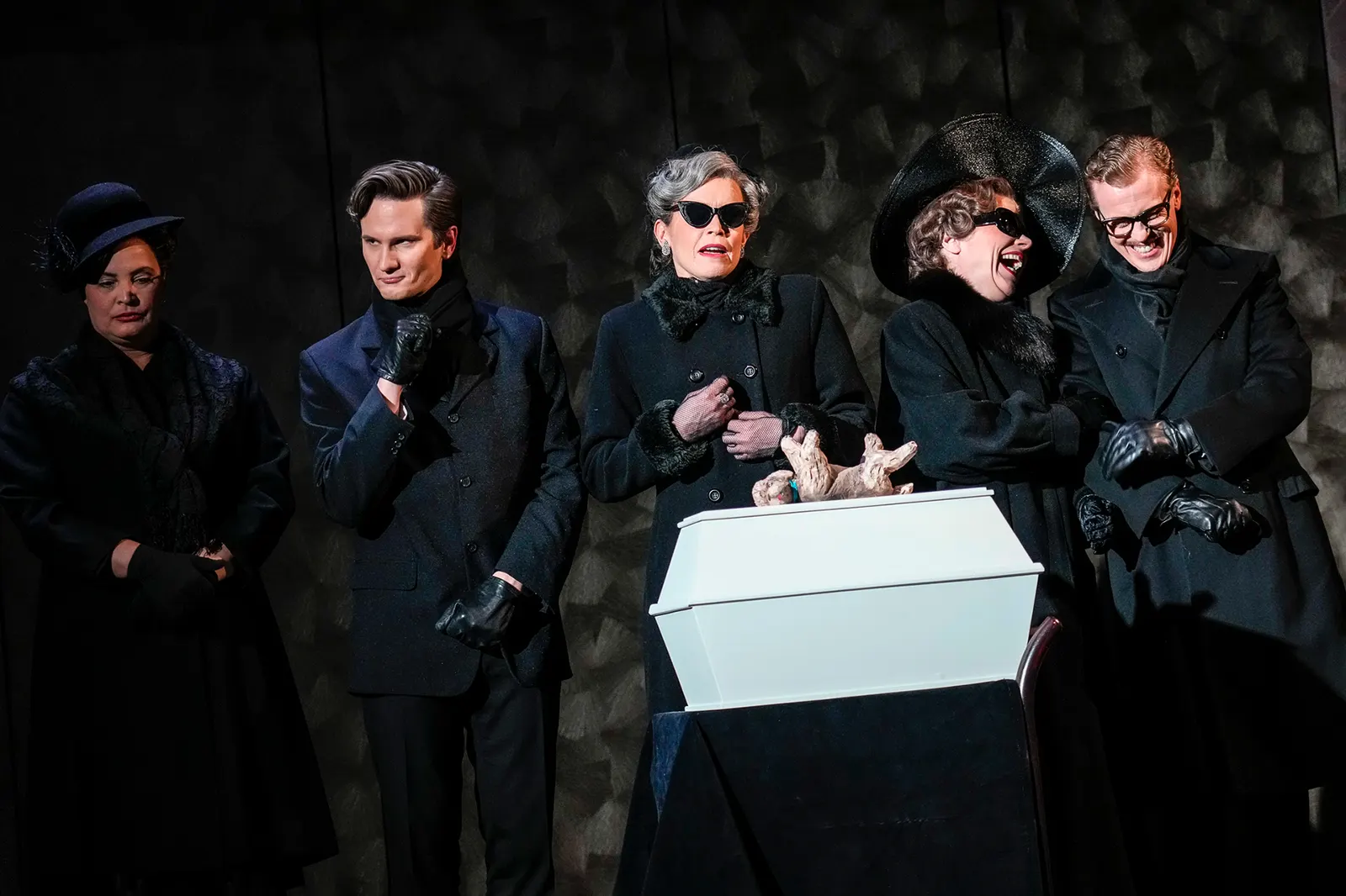 GLORIOUS! Die wahre Geschichte der Florence Foster Jenkins Komödie von Peter Quilter Spielzeit 2022/2023 / Premiere: 10.3.2023 v. links: Amelie Sturm, Peter Lewys Preston, Stefanie…