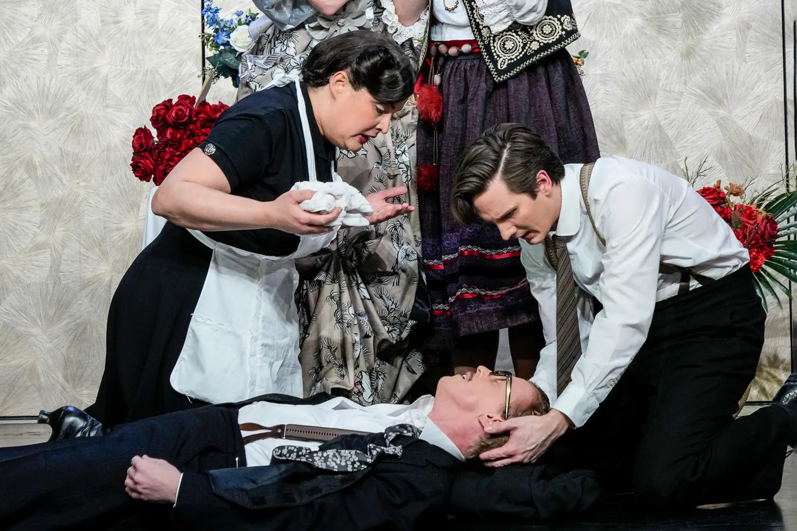 GLORIOUS! Die wahre Geschichte der Florence Foster Jenkins Komödie von Peter Quilter Spielzeit 2022/2023 / Premiere: 10.3.2023 v. links: Amelie Sturm, Marius Hubel, Peter Lewys Pre…