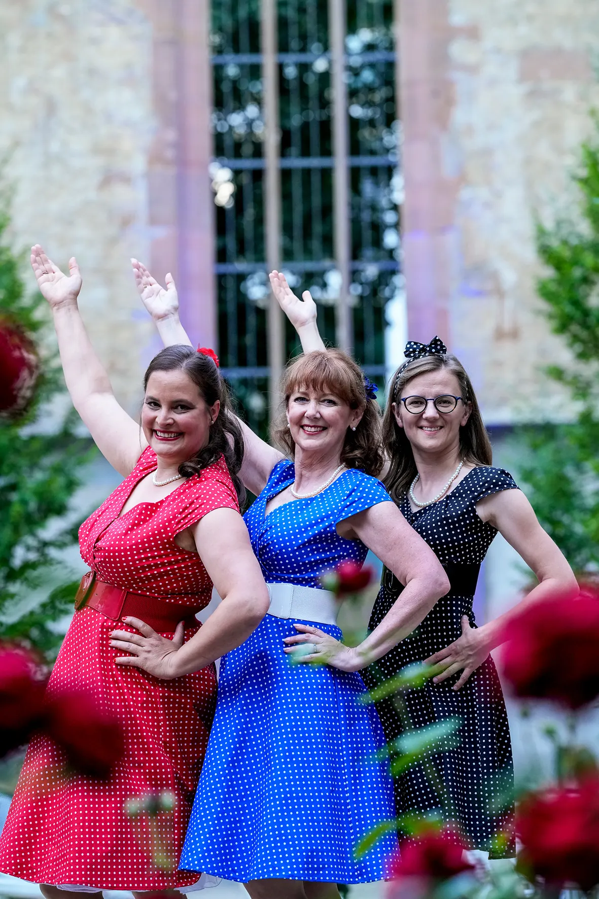 ZUCKERBROT UND PEITSCHE Inszeniertes Open-Air-Konzert im Hospitalhof Stuttgart Spielzeit 2022/2023 / Premiere: 30.6.2023 Amelie Sturm, Maryanne Kelly, Beatrice Michalski Foto: Tobi…