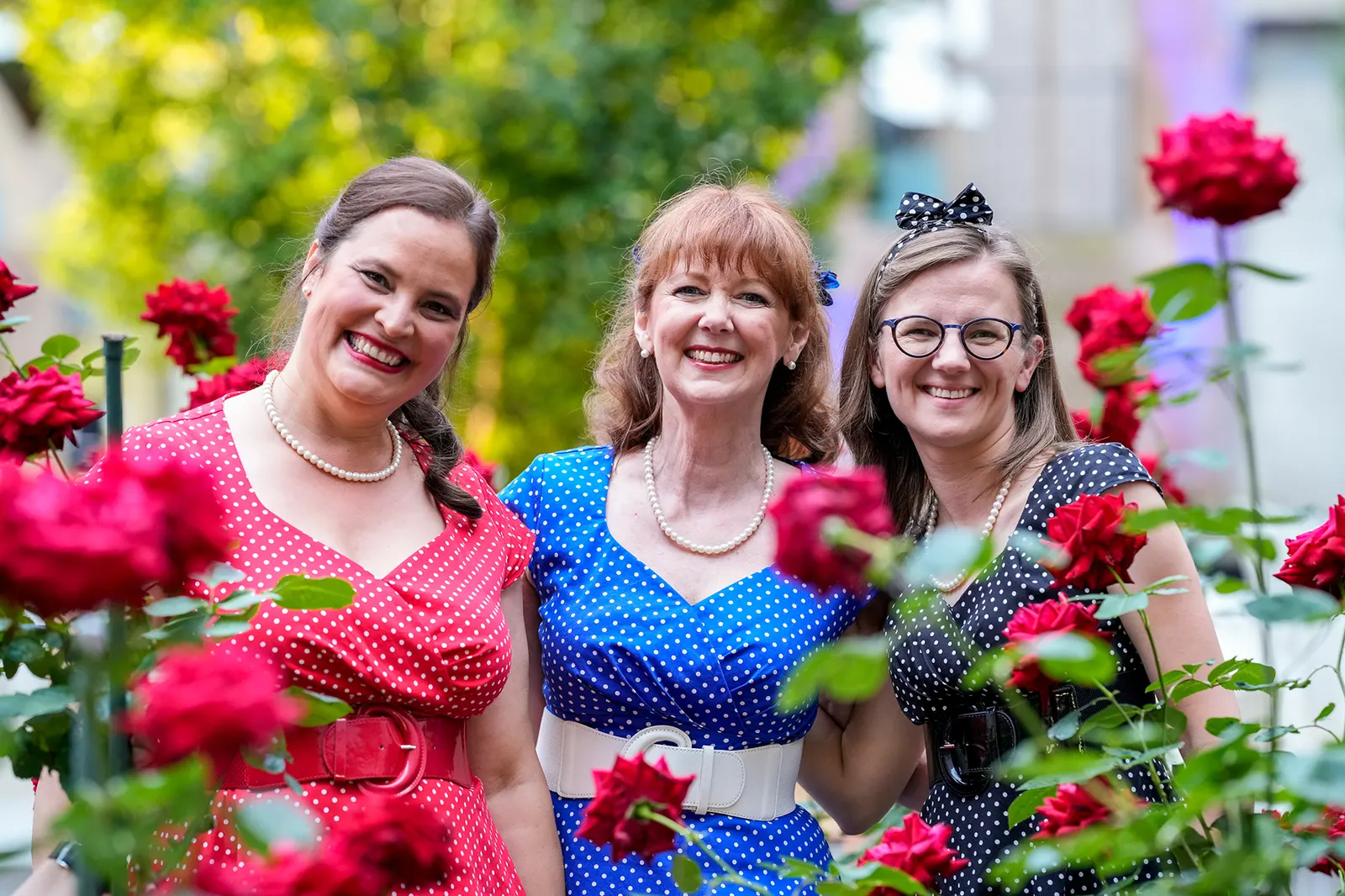 ZUCKERBROT UND PEITSCHE Inszeniertes Open-Air-Konzert im Hospitalhof Stuttgart Spielzeit 2022/2023 / Premiere: 30.6.2023 Amelie Sturm, Maryanne Kelly, Beatrice Michalski Foto: Tobi…