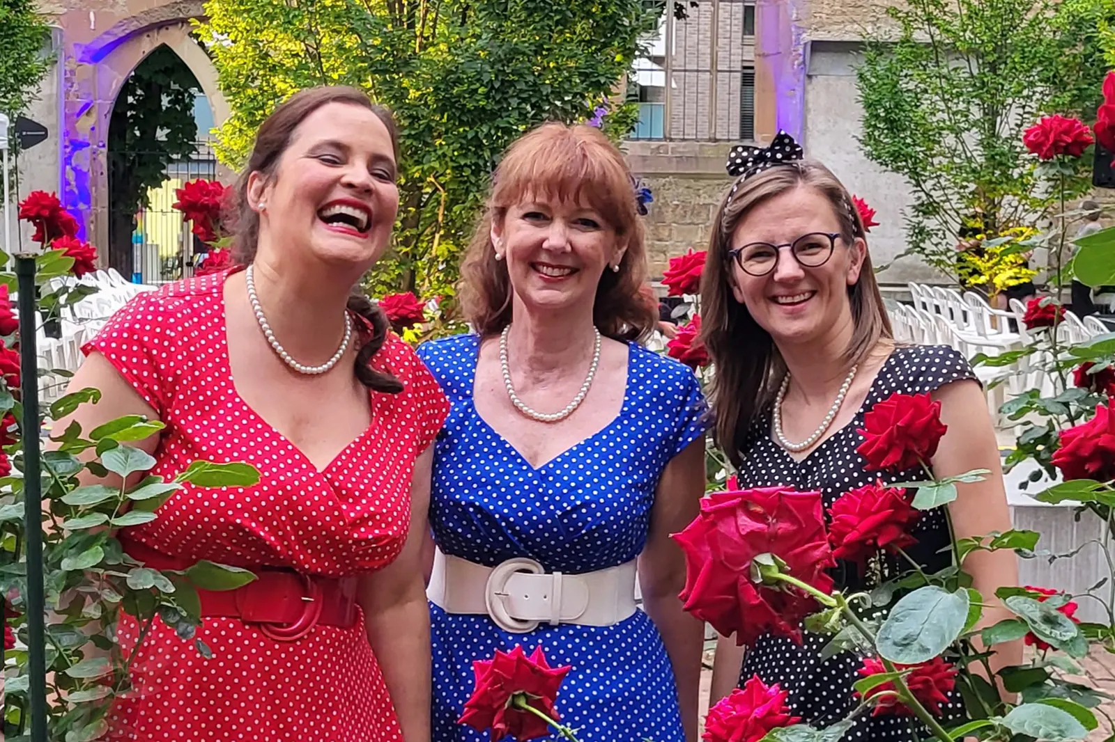 ZUCKERBROT UND PEITSCHE Inszeniertes Open-Air-Konzert im Hospitalhof Stuttgart Spielzeit 2022/2023 / Premiere: 30.6.2023 Amelie Sturm, Maryanne Kelly, Beatrice Michalski Foto: Axel…