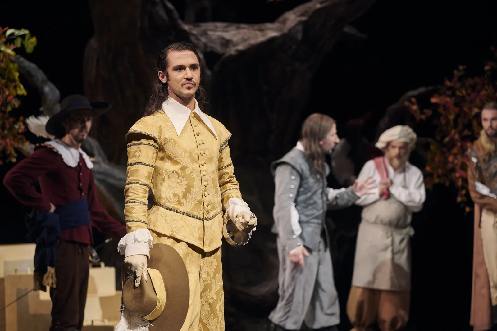 CYRANO DE BERGERAC Romantische Komödie von Edmond Rostand Spielzeit 2022/2023 / Premiere: 16.9.2022 Gideon Rapp. Eduard Zhukov, Pablo Sprungala, Jörg Pauly, Daniel Tille Foto: Mart…