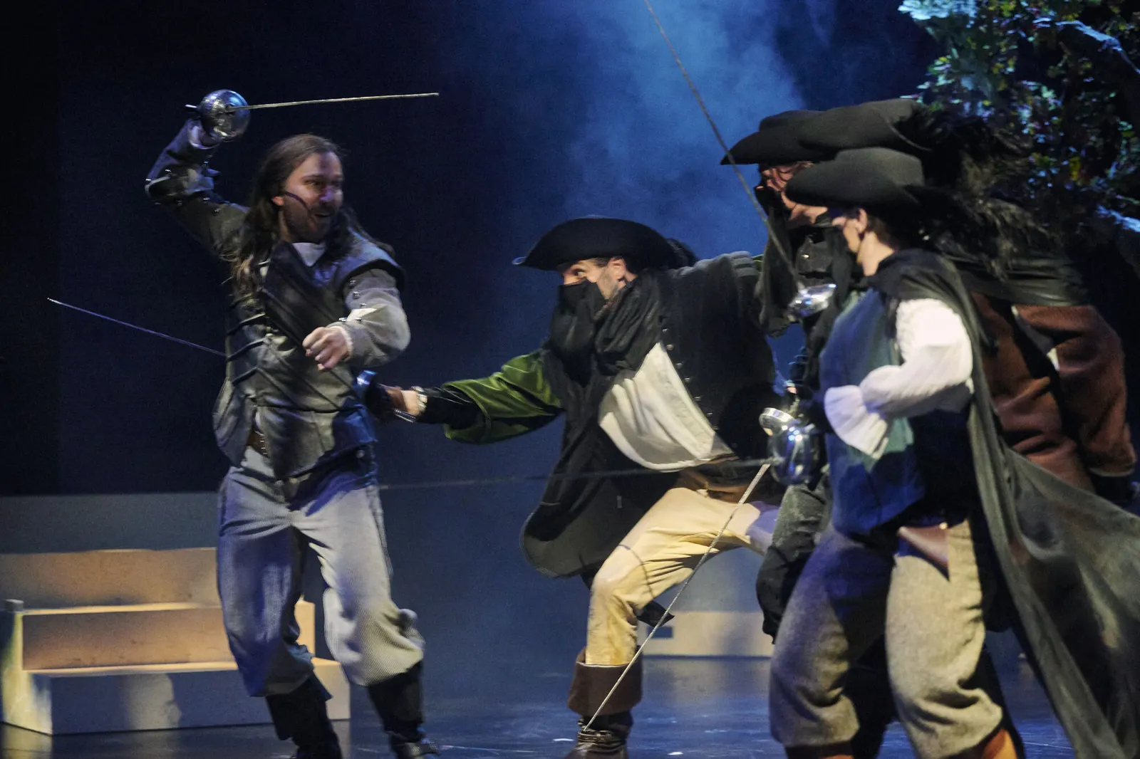 CYRANO DE BERGERAC Romantische Komödie von Edmond Rostand Spielzeit 2022/2023 / Premiere: 16.9.2022 Pablo Sprungala, Daniel Tille, Stefan Müller-Doriat, Diana Gantner Foto: Martin …