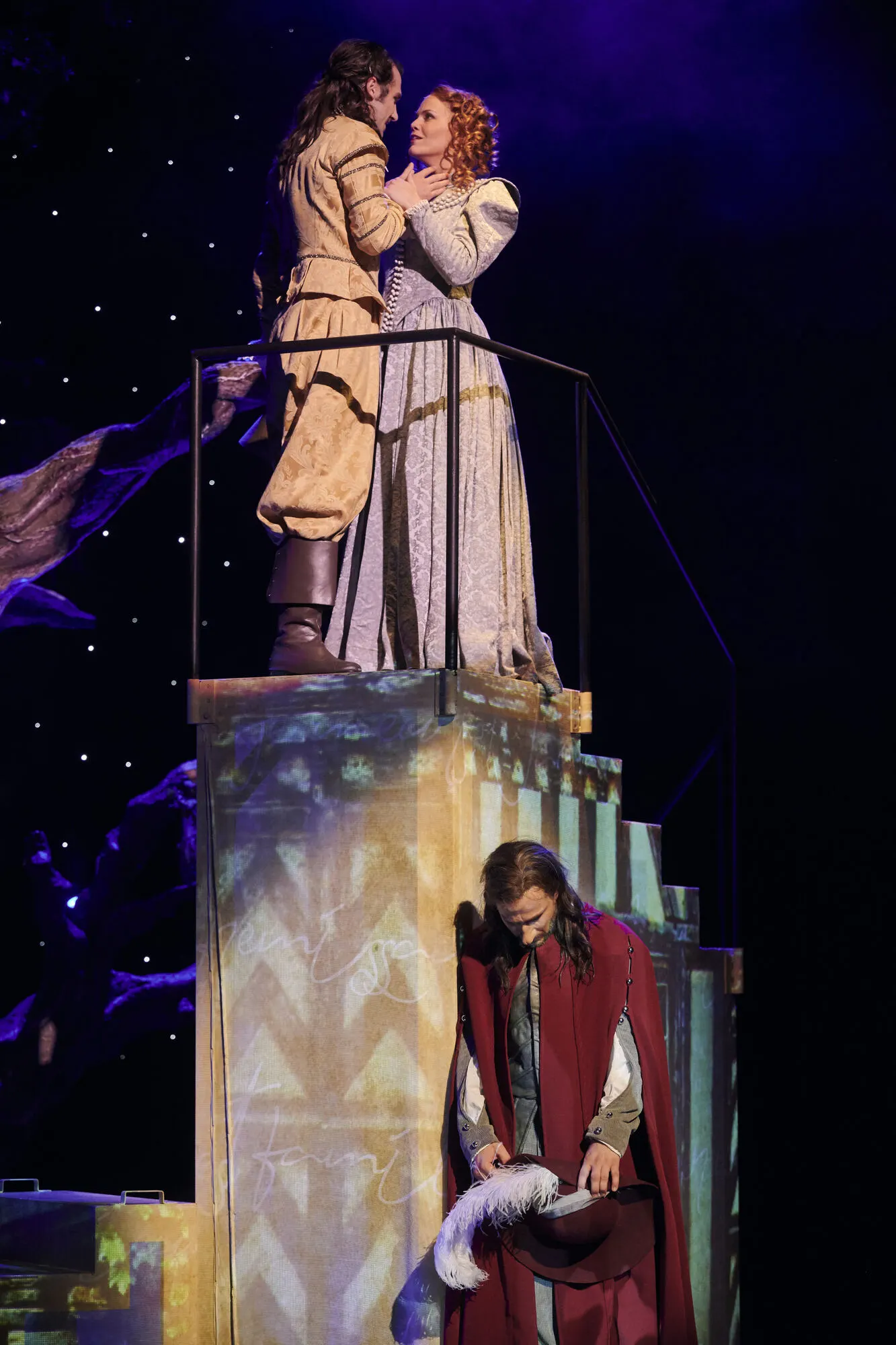 CYRANO DE BERGERAC Romantische Komödie von Edmond Rostand Spielzeit 2022/2023 / Premiere: 16.9.2022 Eduard Zhukov, Kristin Hansen, Pablo Sprungala Foto: Martin Sigmund