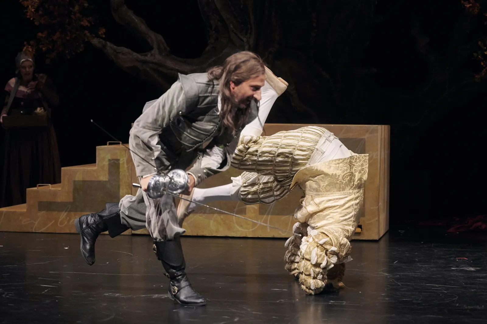 CYRANO DE BERGERAC Romantische Komödie von Edmond Rostand Spielzeit 2022/2023 / Premiere: 16.9.2022 Diana Gantner, Pablo Sprungala, Stefan Müller-Doriat Foto: Martin Sigmund