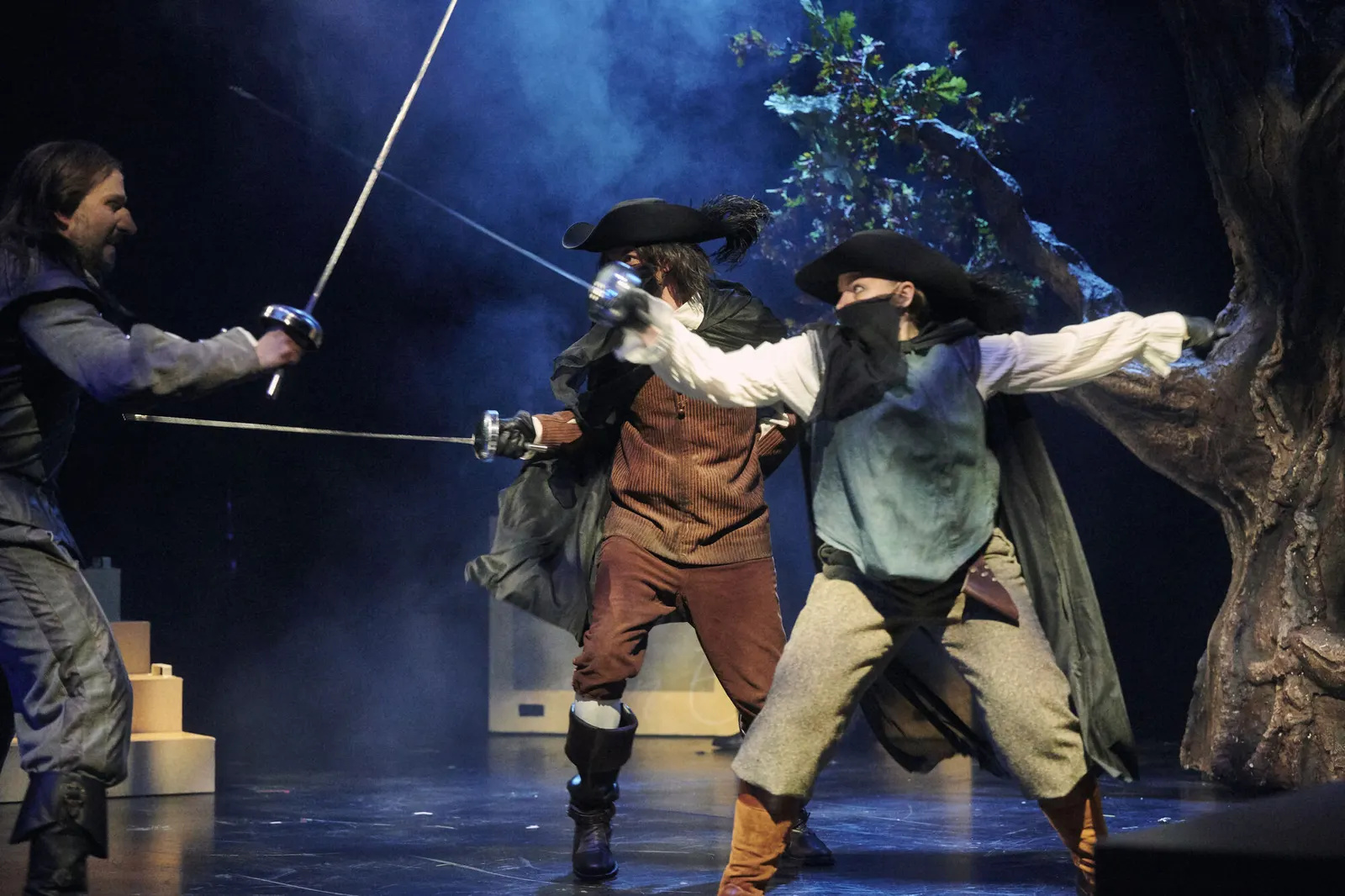 CYRANO DE BERGERAC Romantische Komödie von Edmond Rostand Spielzeit 2022/2023 / Premiere: 16.9.2022 Pablo Sprungala, Gideon Rapp, Diana Gantner Foto: Martin Sigmund