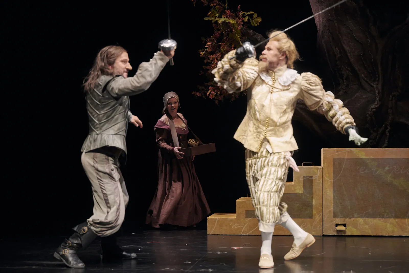 CYRANO DE BERGERAC Romantische Komödie von Edmond Rostand Spielzeit 2022/2023 / Premiere: 16.9.2022 Pablo Sprungala, Diana Gantner, Stefan Müller-Doriat Foto: Martin Sigmund
