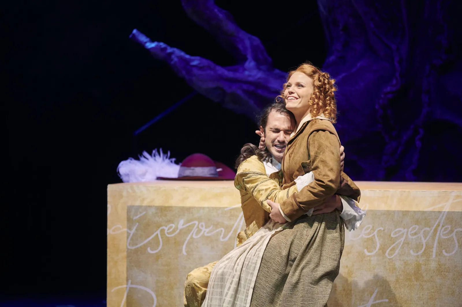 CYRANO DE BERGERAC Romantische Komödie von Edmond Rostand Spielzeit 2022/2023 / Premiere: 16.9.2022 Eduard Zhukov, Kristin Hansen Foto: Martin Sigmund