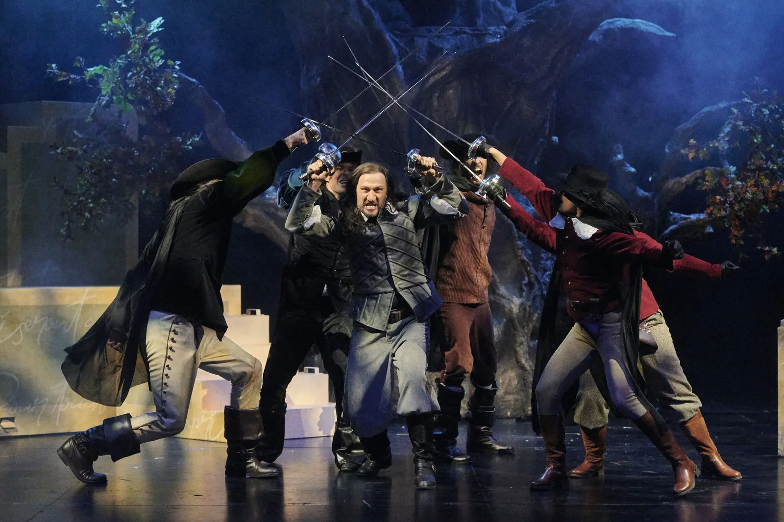 CYRANO DE BERGERAC Romantische Komödie von Edmond Rostand Spielzeit 2022/2023 / Premiere: 16.9.2022 Pablo Sprungala und Ensemble Foto: Martin Sigmund