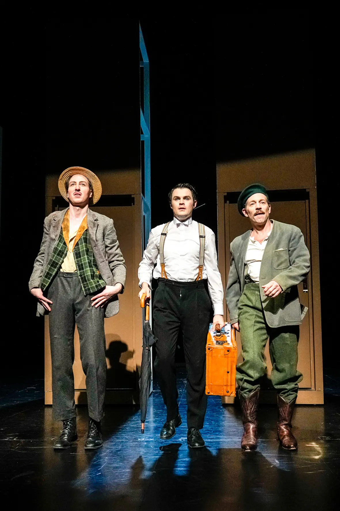 DER VERSCHOLLENE (AMERIKA) Schauspiel nach dem Roman von Franz Kafka Spielzeit 2022/2023 / Premiere: 28.10.2022 Victor Tahal, Lion Leuker, Tobias Dürr Foto: Tobias Metz