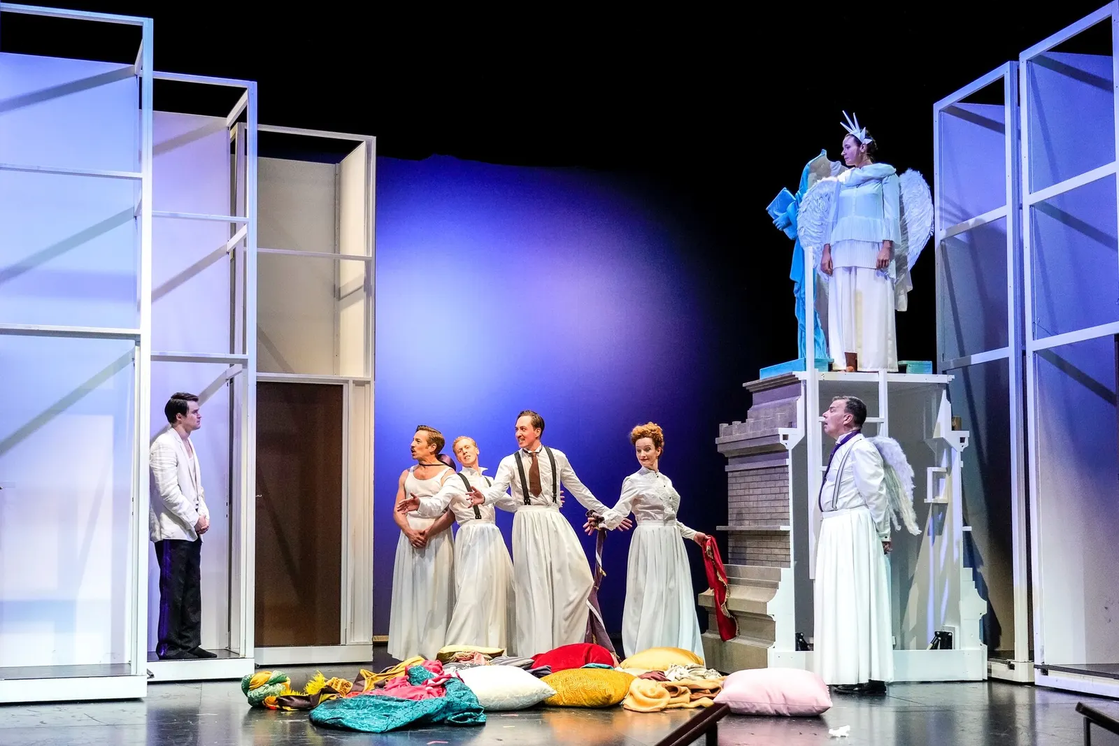 DER VERSCHOLLENE (AMERIKA) Schauspiel nach dem Roman von Franz Kafka Spielzeit 2022/2023 / Premiere: 28.10.2022 Lion Leuker, Tobias Dürr, Marius Hubel, Victor Tahal, Lisa Wildmann,…