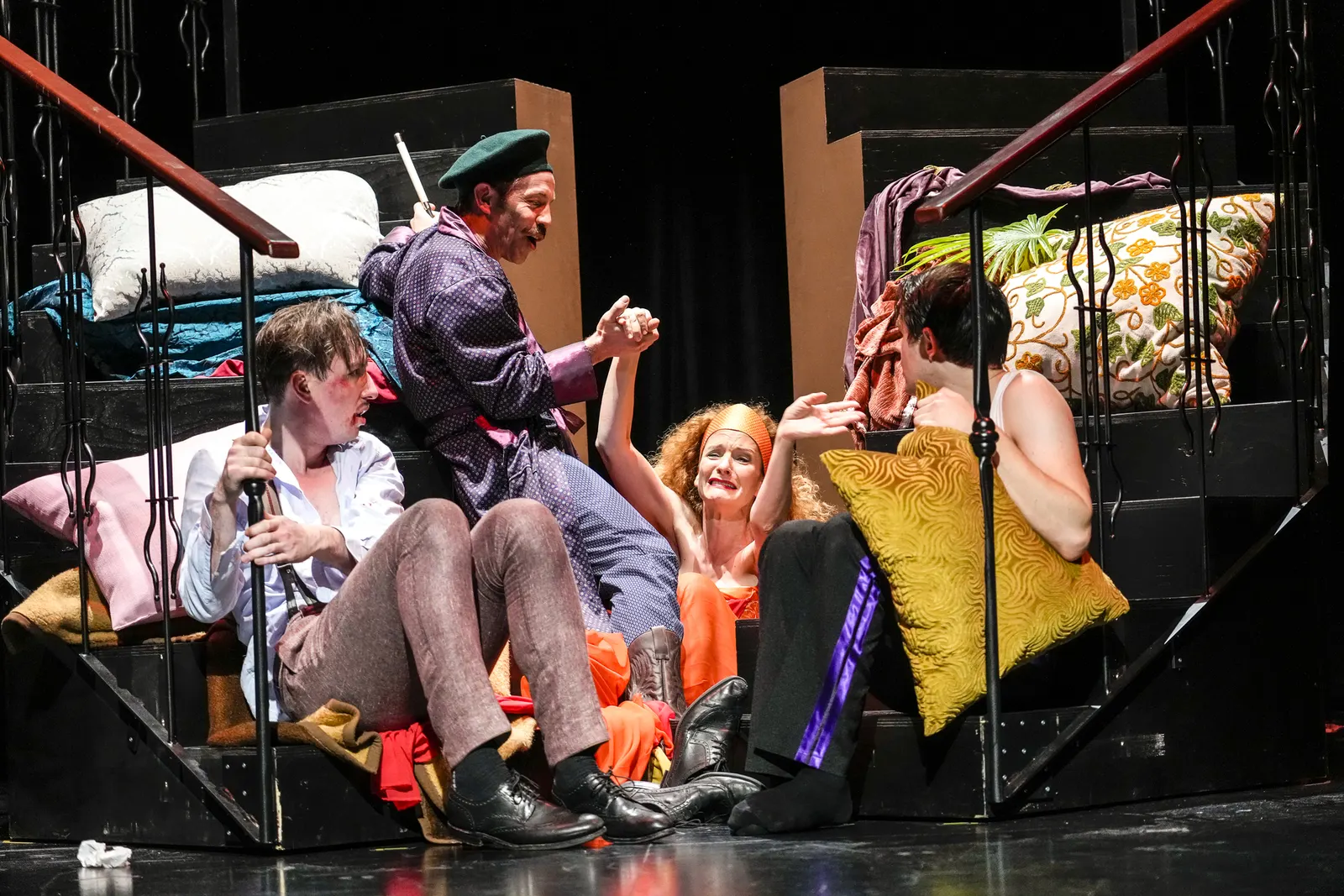 DER VERSCHOLLENE (AMERIKA) Schauspiel nach dem Roman von Franz Kafka Spielzeit 2022/2023 / Premiere: 28.10.2022 Victor Tahal, Tobias Dürr. Lisa Wildmann, Lion Leuker Foto: Tobias M…